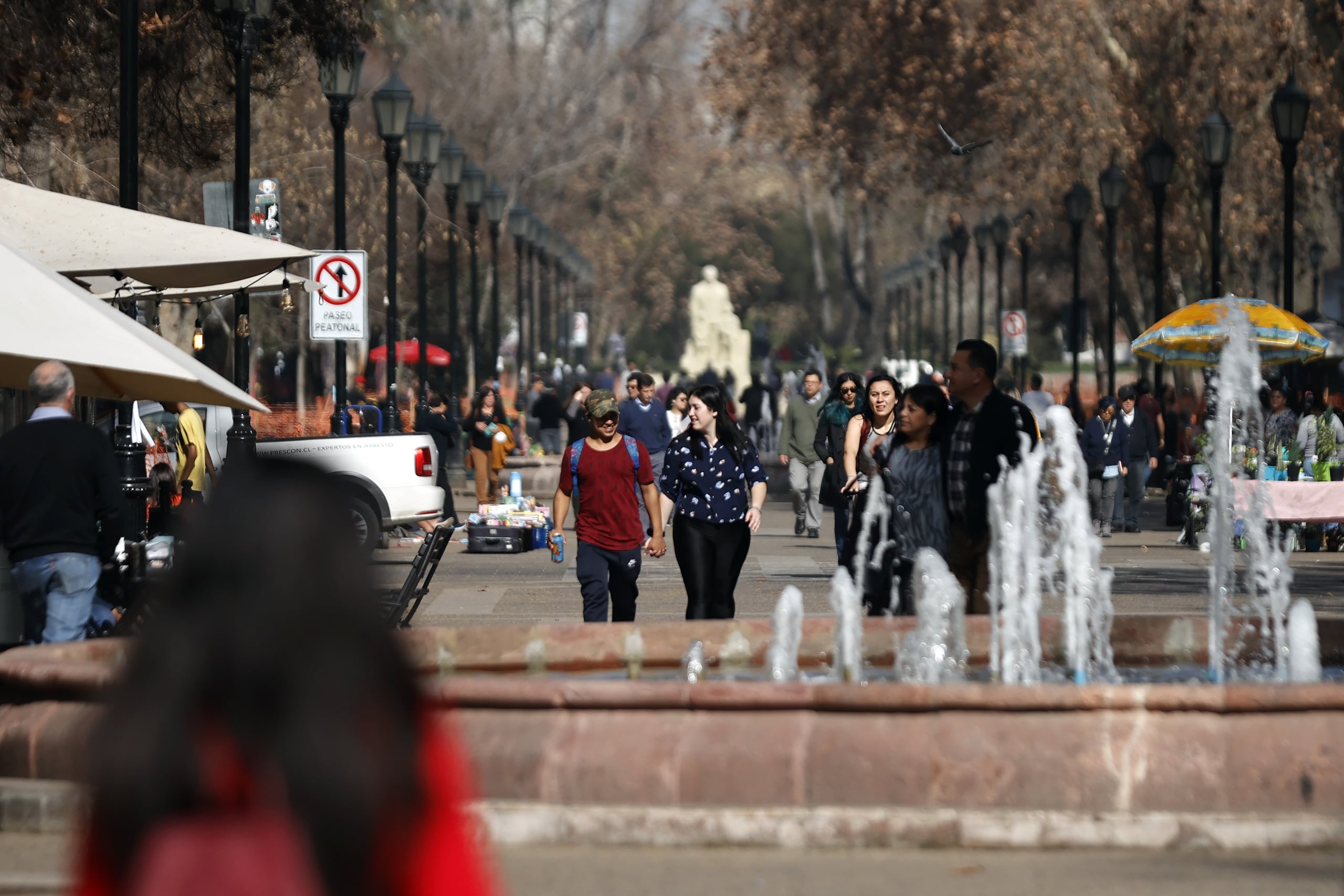 La gente ha comenzado a dejar los abrigos en casa debido al inusual calor que experimenta Chile en esta época del año.
