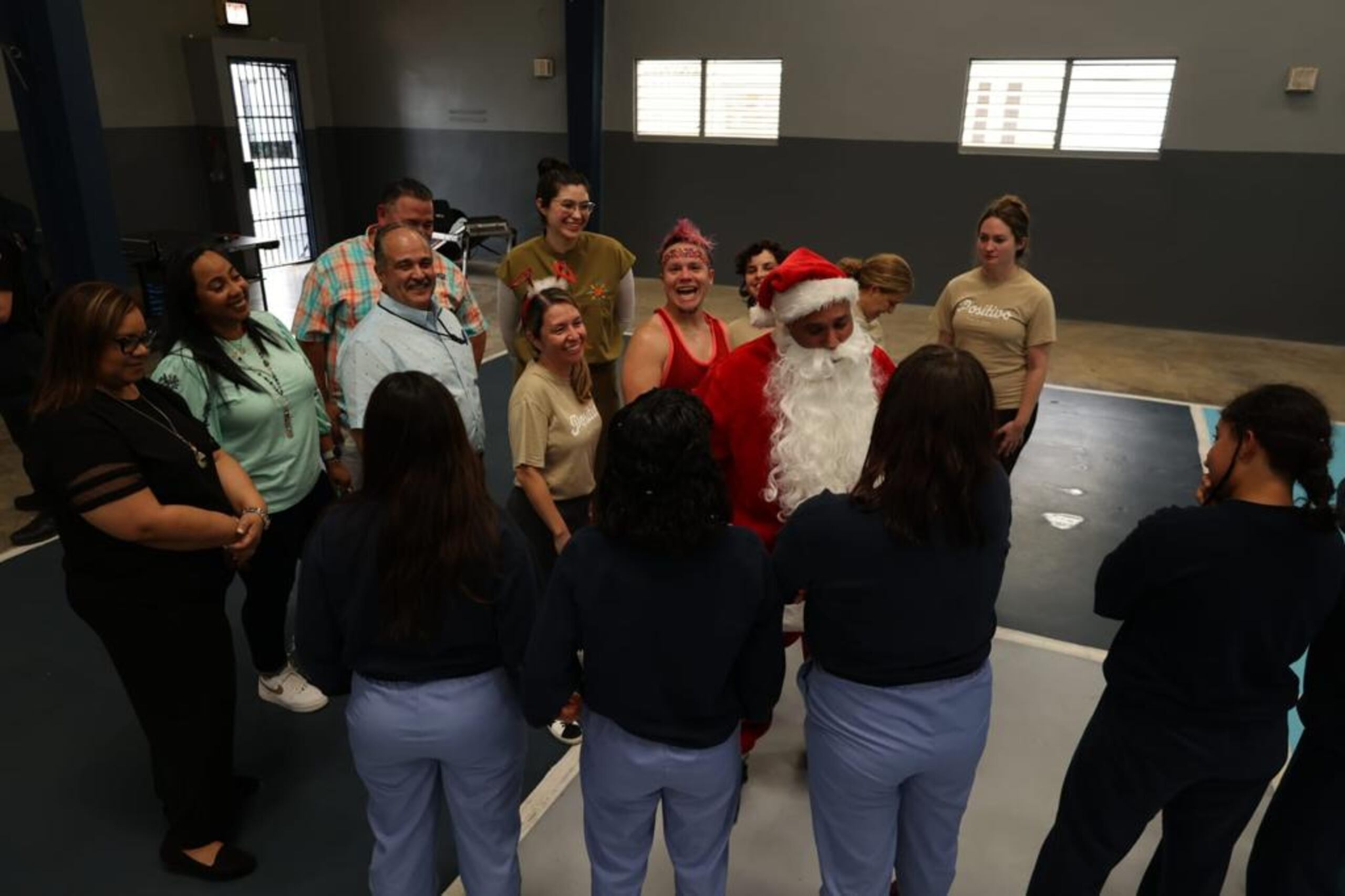 La organización Island Corps entregó juguetes a los menores transgresores y también para que, aquellos que sean padres, puedan regalar a sus hijos.