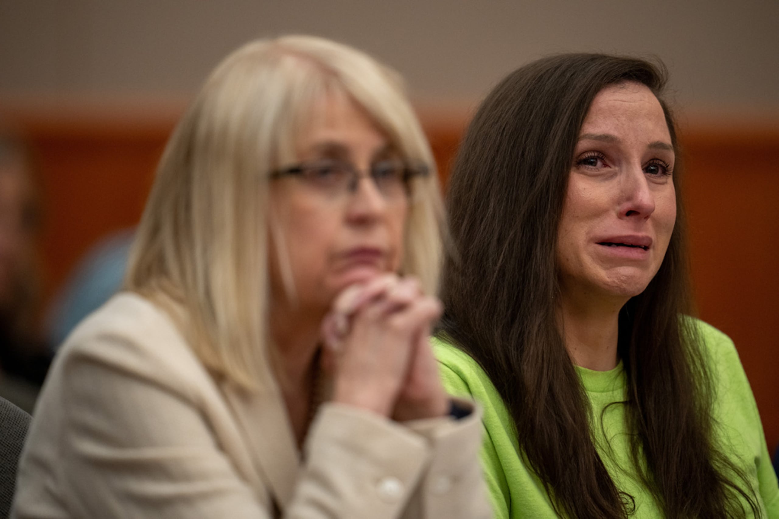 Kouri Richins reacciona mientras su hermano, Ronney Darden, habla en su nombre durante la audiencia de sentencia en la Corte del Tercer Distrito en Park City, Utah, el 13 de mayo de 2026.