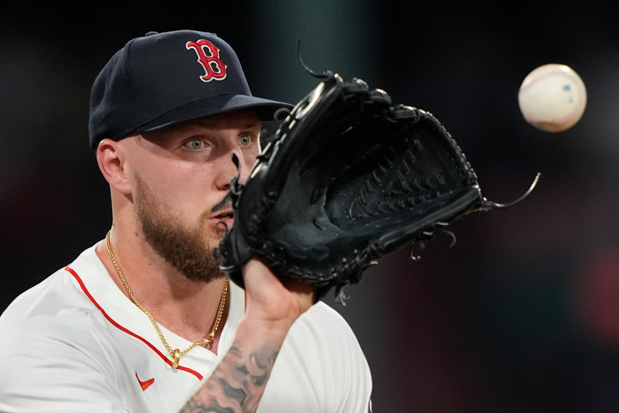 Garrett Crochet, abridor de los Red Sox, cubre la inicial en un tiro del venezolano Abraham Toro durante el juego ante los Reales de Kansas City, el martes 5 de agosto de 2025 (AP Foto/Robert F. Bukaty)