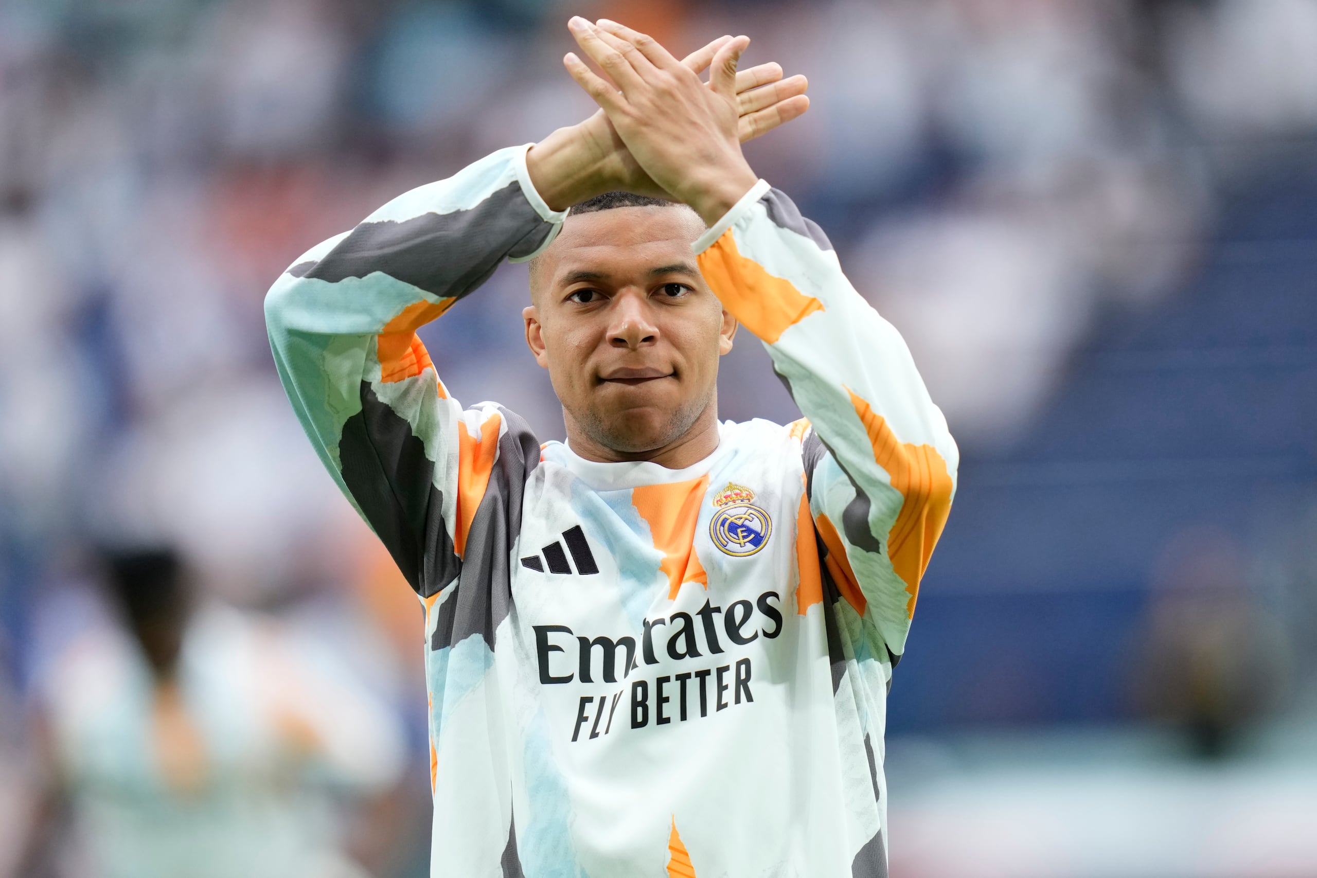 Kylian Mbappe, del Real Madrid, calienta antes del encuentro ante la Real Sociedad en la liga española .