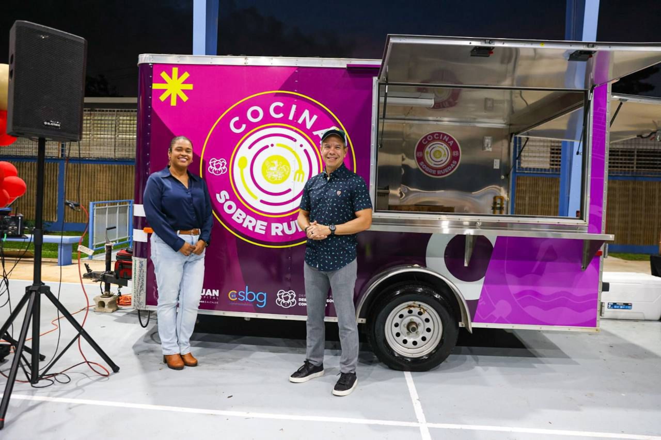 En la foto, Francine Sánchez Marcano, directora del Departamento para el Desarrollo Social Comunitario, y Miguel A. Romero Lugo, alcalde de San Juan