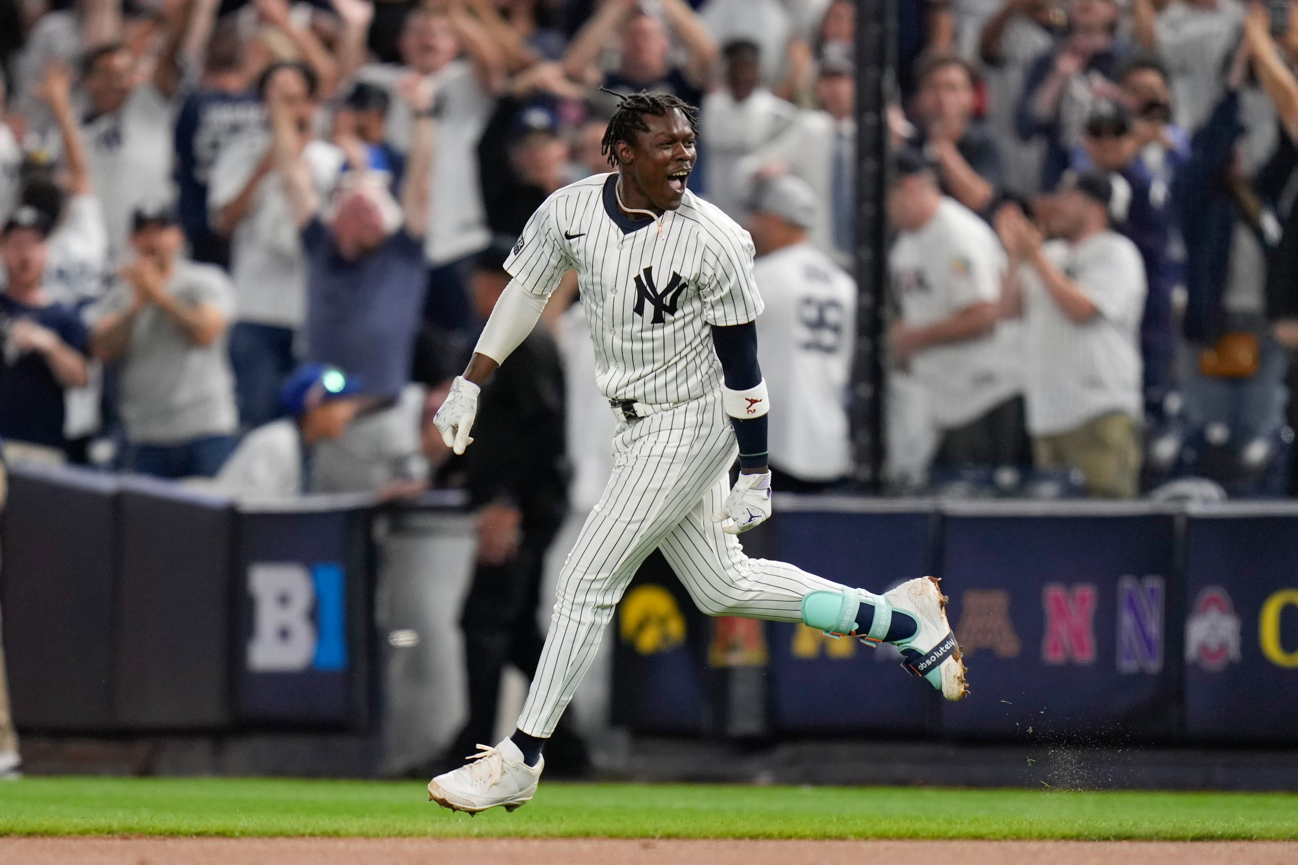 Jazz Chisholm Jr., de los Yankees de Nueva York, festeja luego de batear el sencillo de la victoria sobre los Royals de Kansas City, en el 11mo inning del juego del miércoles 11 de septiembre de 2024.