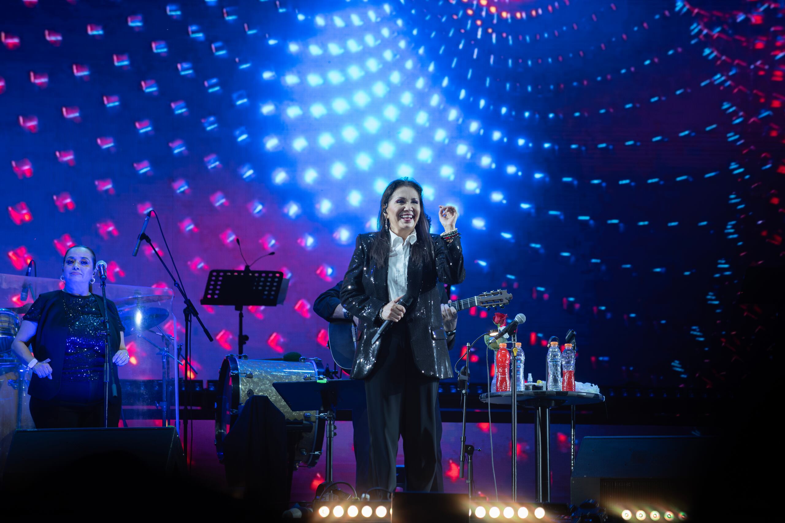 La artista mexicana Ana Gabriel se presenta en concierto este viernes en el Estadio Olímpico Félix Sánchez, en Santo Domingo (República Dominicana). EFE/Joel García