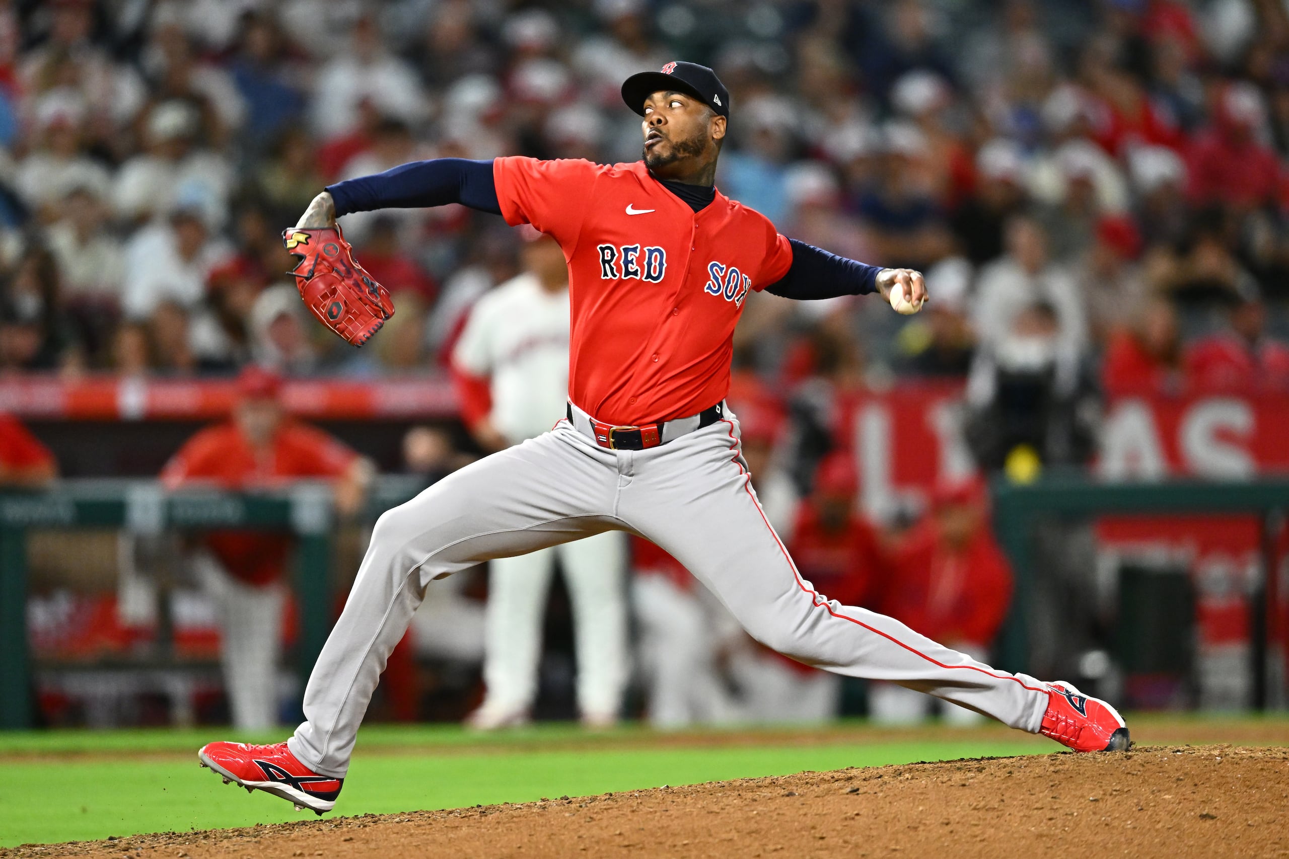 Aroldis Chapman, de los Red Sox de Boston, realiza un lanzamiento durante la novena entrada de un partido ante los Angels de Los Ángeles.