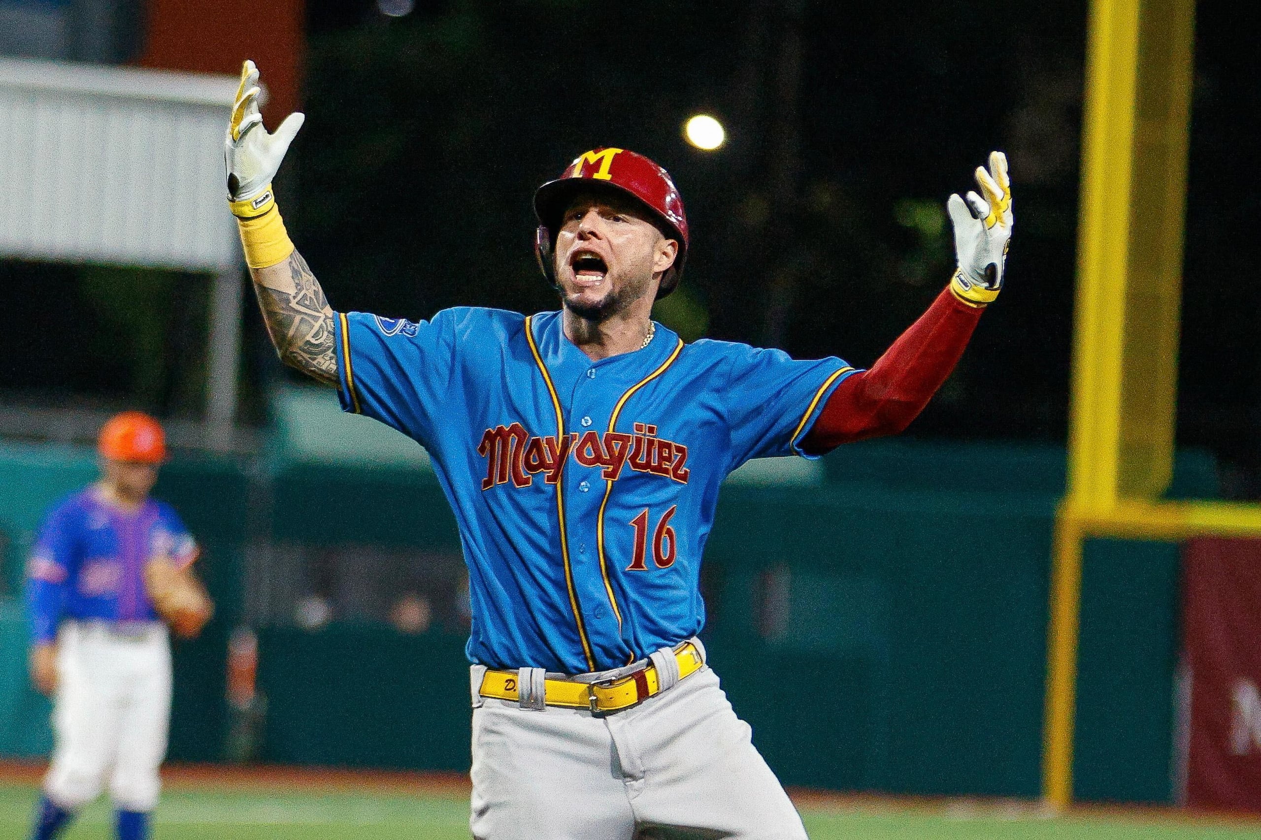 Danny Ortiz tras pegar el cuadrangular de la victoria de los Indios.