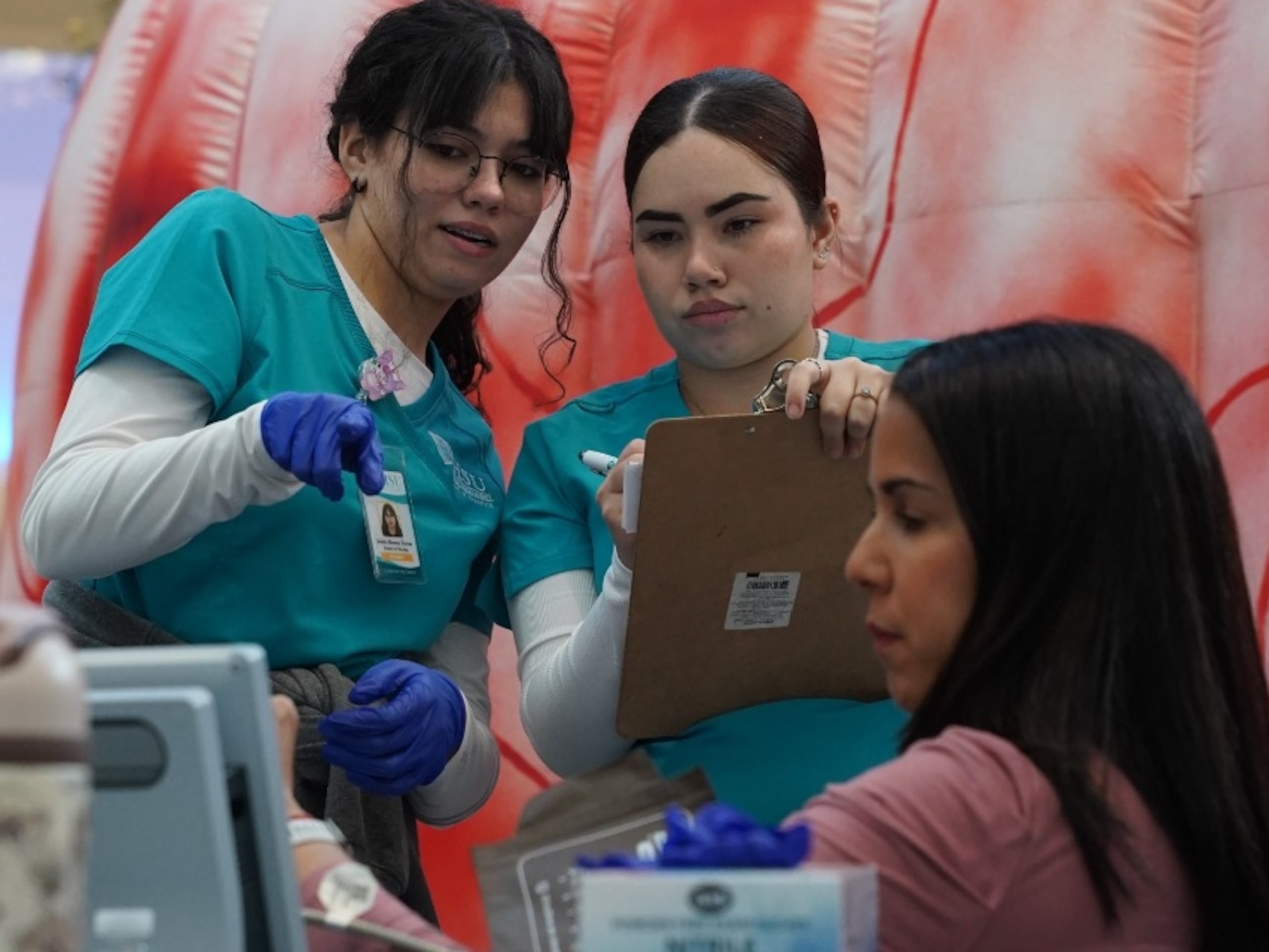 El programa, ofrecido en español, se distingue por su enfoque interdisciplinario, que promueve la colaboración con otras áreas de la salud y fortalece el desarrollo del juicio clínico, el liderazgo y la práctica basada en la evidencia.