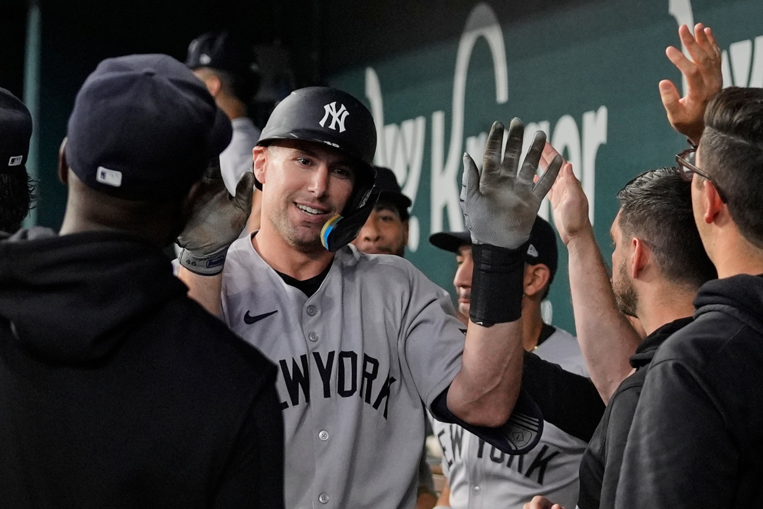 Paul Goldschmidt de los Yankees de Nueva York, al centro, celebra con el equipo después de conectar un jonrón solitario en la séptima entrada de un partido de béisbol contra los Rangers de Texas, el miércoles 6 de agosto de 2025, en Arlington, Texas. (AP Photo/Tony Gutierrez)