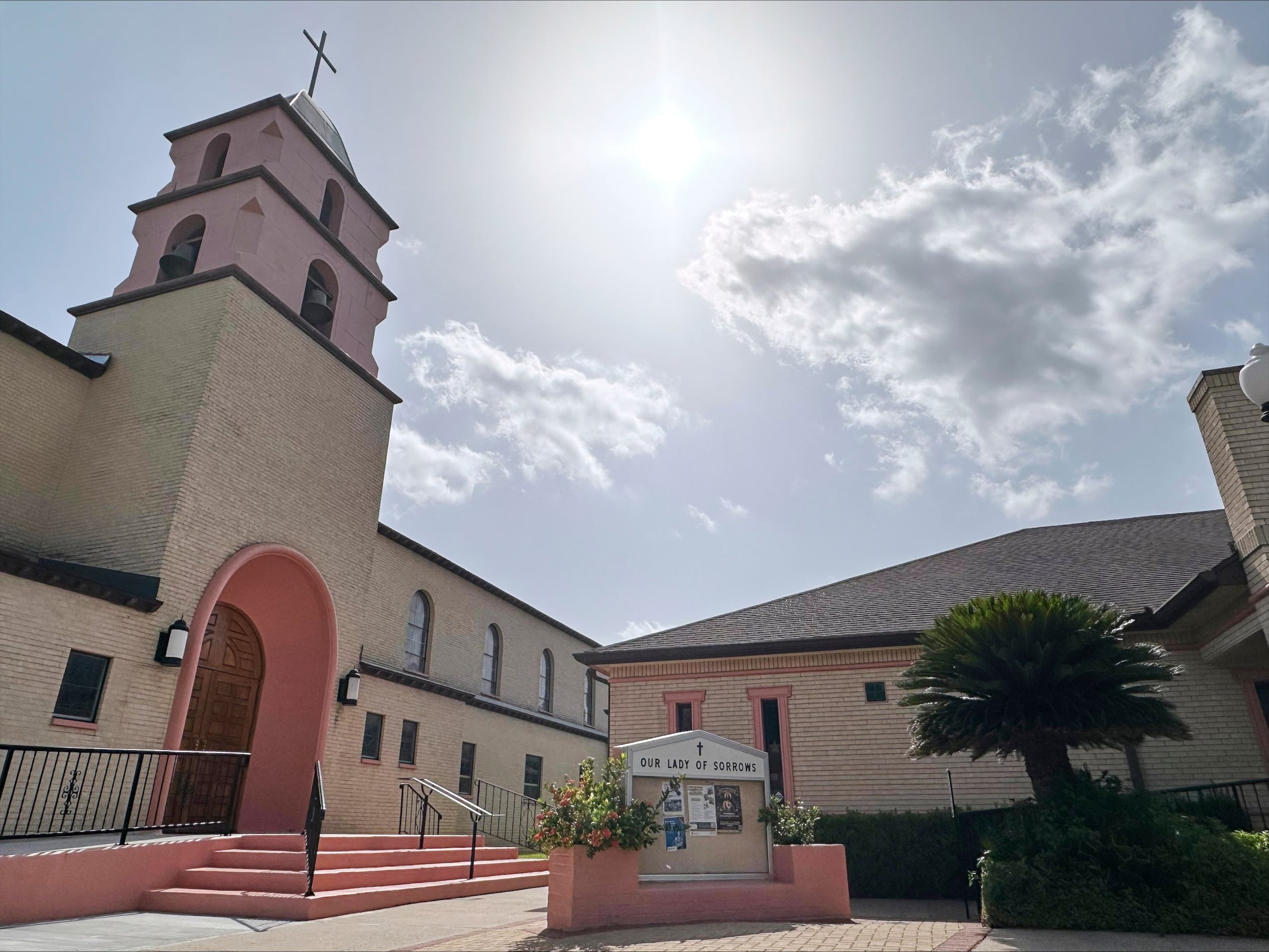 La iglesia Our Lady of Sorrows en McAllen, Texas, el 29 de junio del 2026. (AP foto/Valerie Gonzalez)