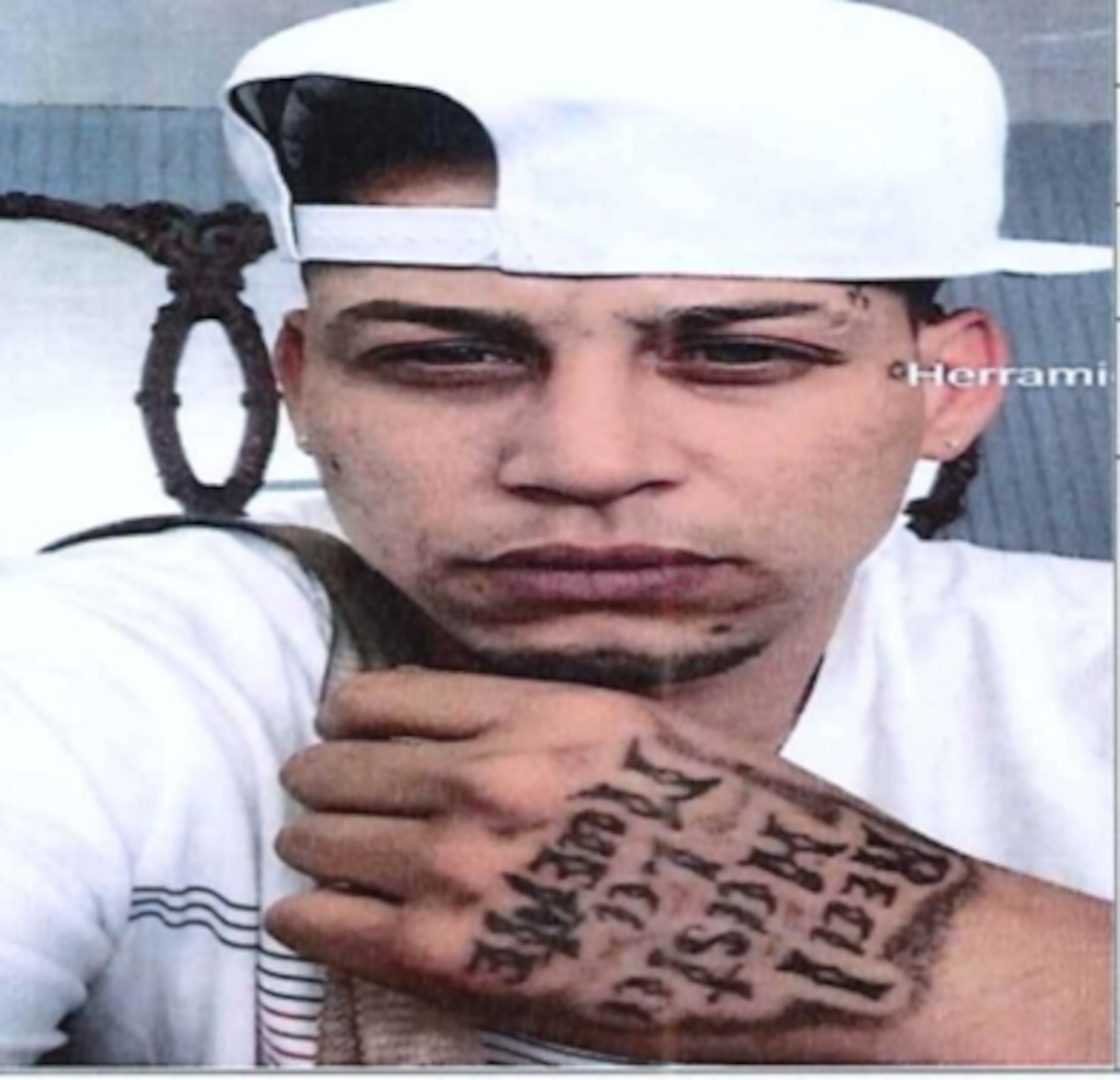 Alejandro Antonio Morel Castro tiene un tatuaje en la mano izquierda que lee "real hasta la muerte”.