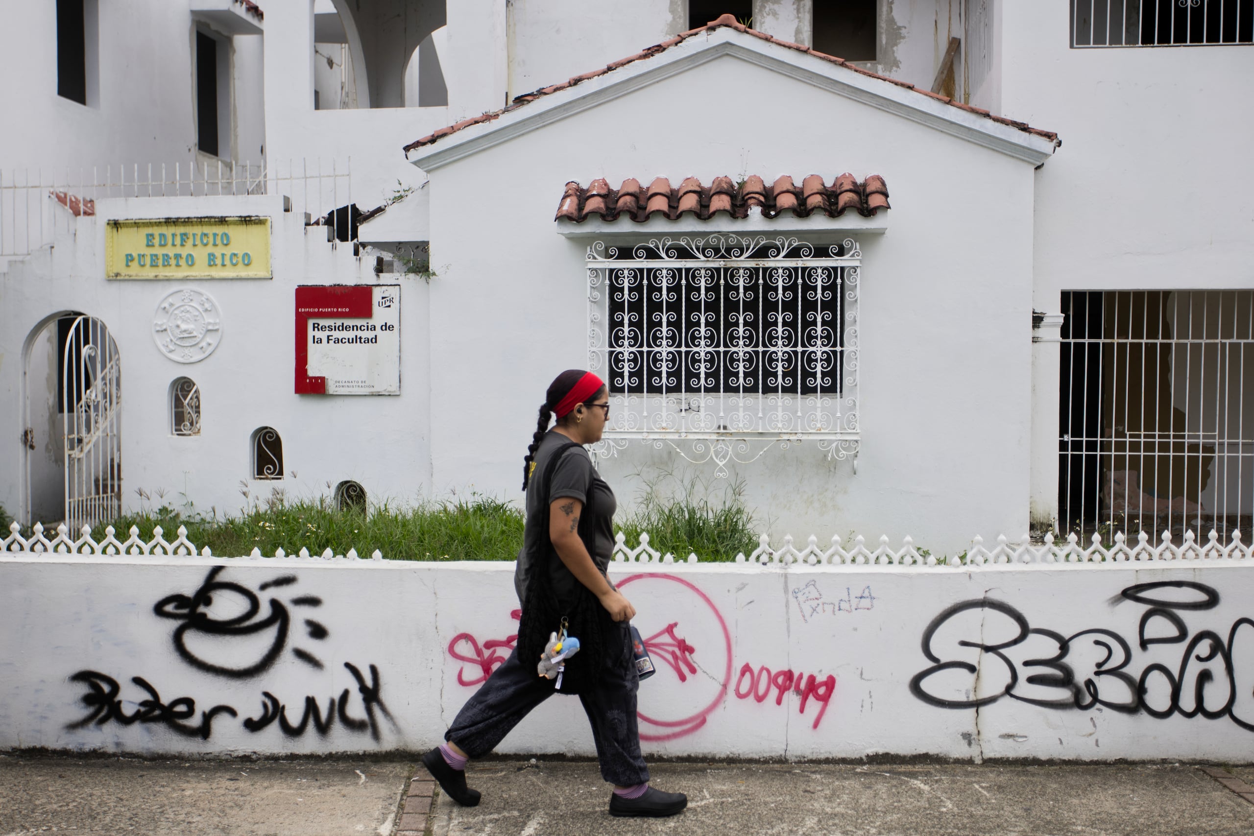 Una persona camina frente a apartamentos abandonados en Río Piedras en San Juan (Puerto Rico). EFE/ Thais Llorca