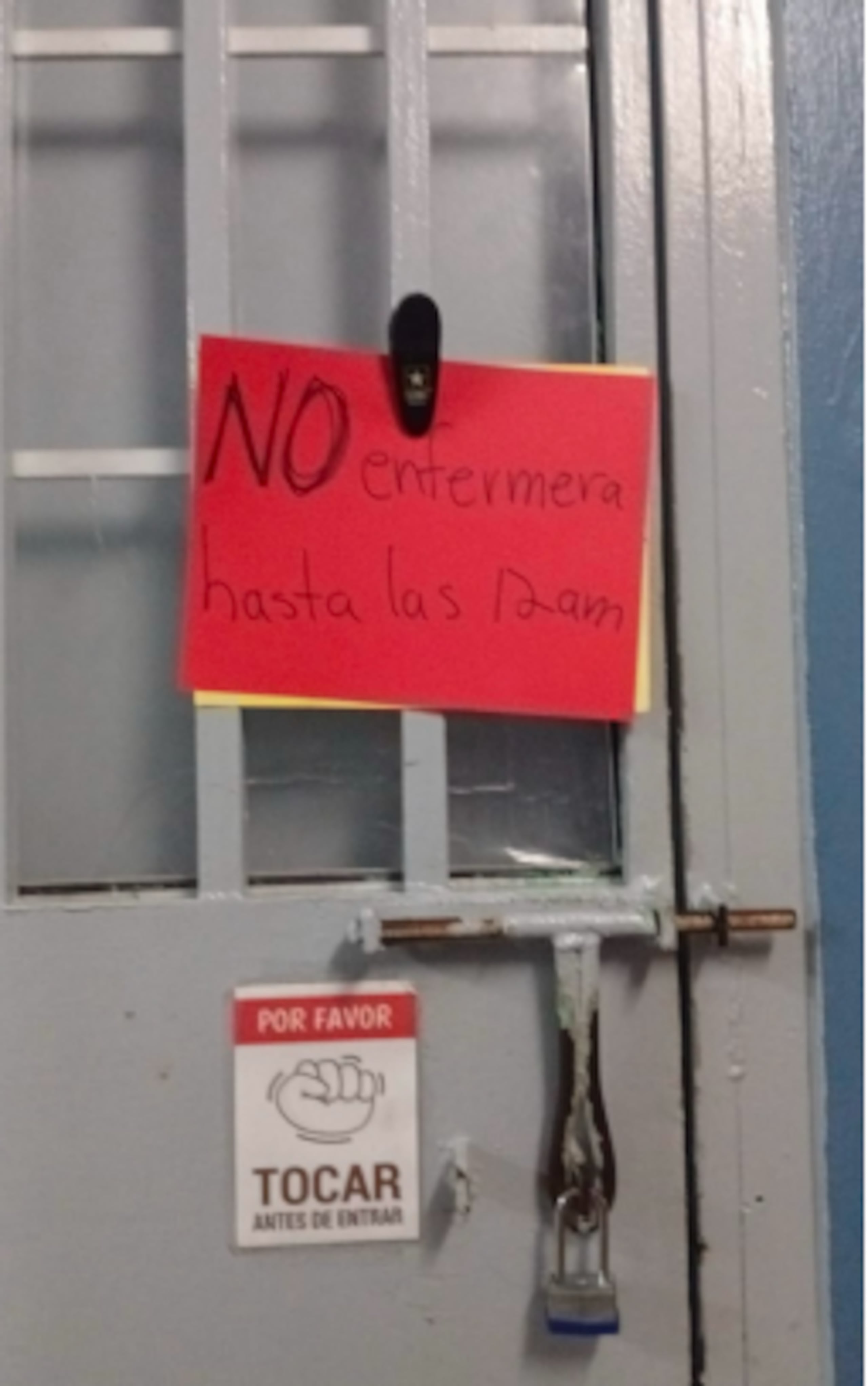 Letrero anunciando la ausencia de personal en el Albergue Olímpico.