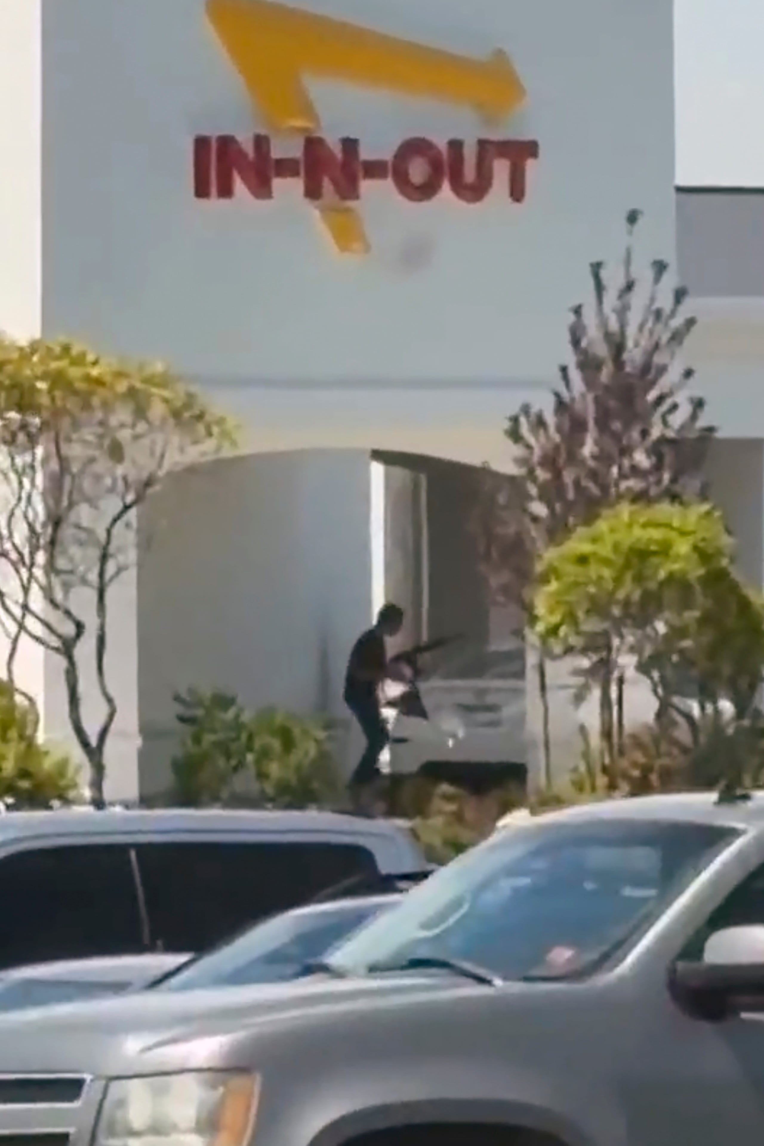 Esta imagen fija, tomada de un video grabado por un testigo, muestra el lugar de un tiroteo que comenzó en un restaurante In-N-Out Burger el sábado, 1 de agosto en Twin Falls, Idaho. (Kevin Bell Jr. vía AP)