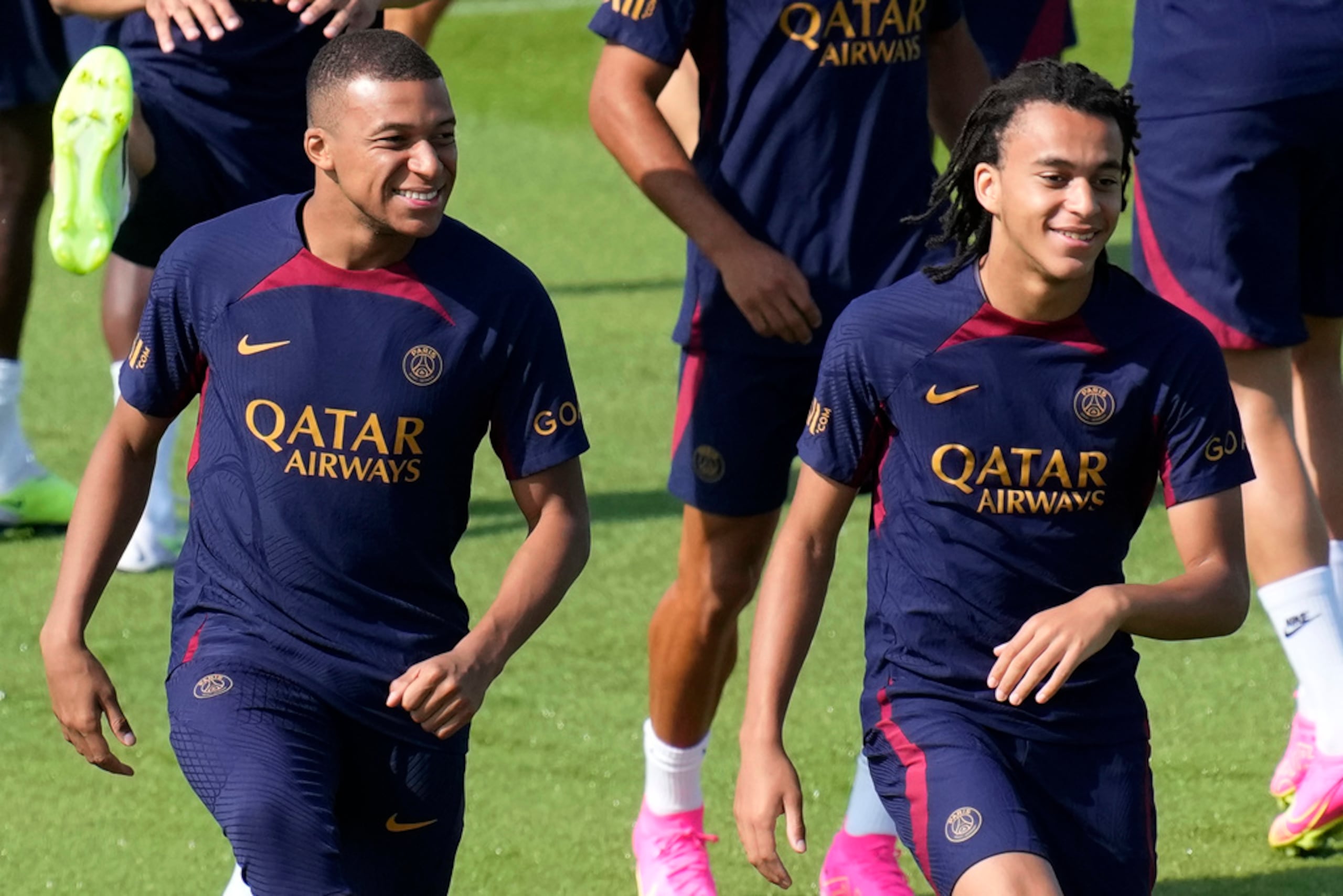 Kylian Mbappe y su hermano Ethan Mbappe asisten a una sesión de entrenamiento con el Paris Saint-Germain.