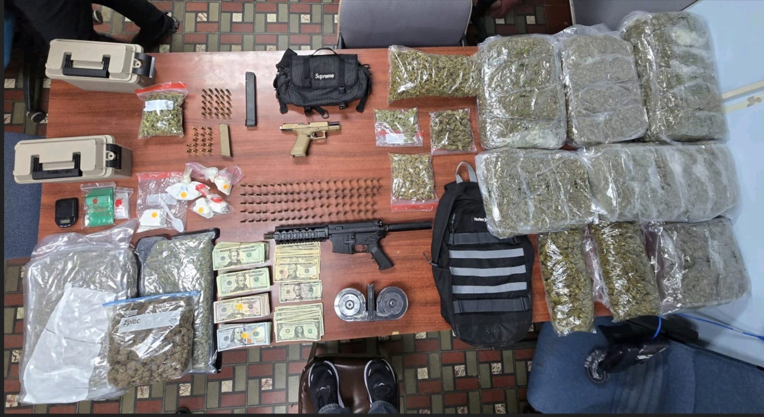34 libras de marihuana y armas ilegales ocupadas en un allanamiento en una residencia del barrio Atalaya, en Aguada.