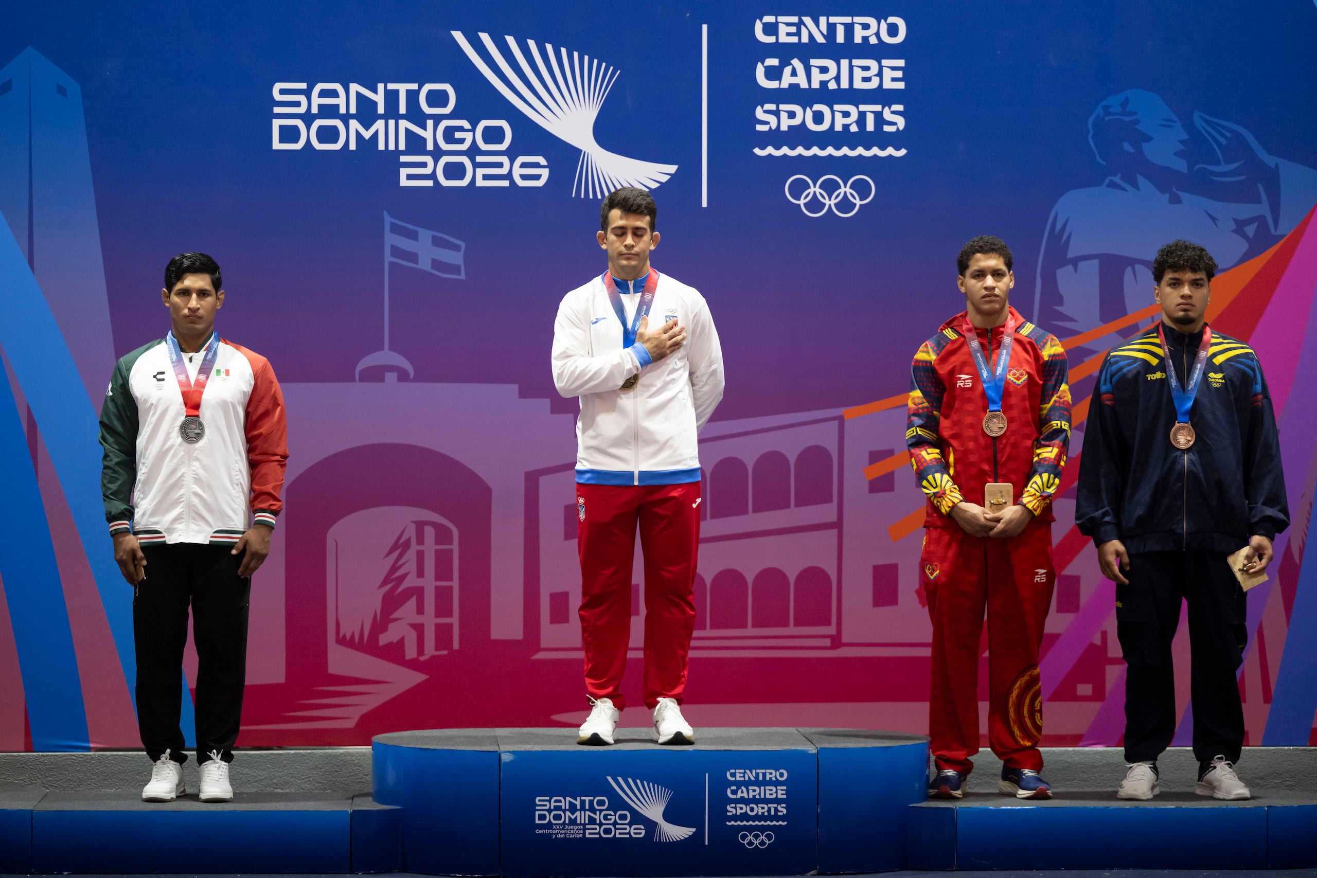 Adrián Gandía ganó medalla de oro por Puerto Rico al vencer al mexicano Gilberto Cardoso en los 81kg. Aquí aparece en la premiación.