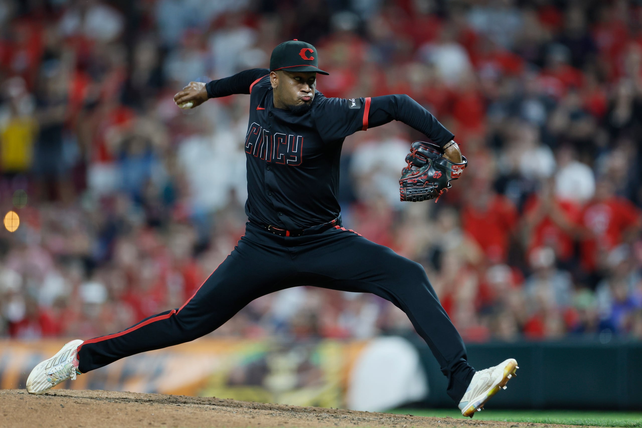 El taponero boricua de los Reds de Cincinnati, Alexis Díaz, en la loma ante los Red Sox de Boston.