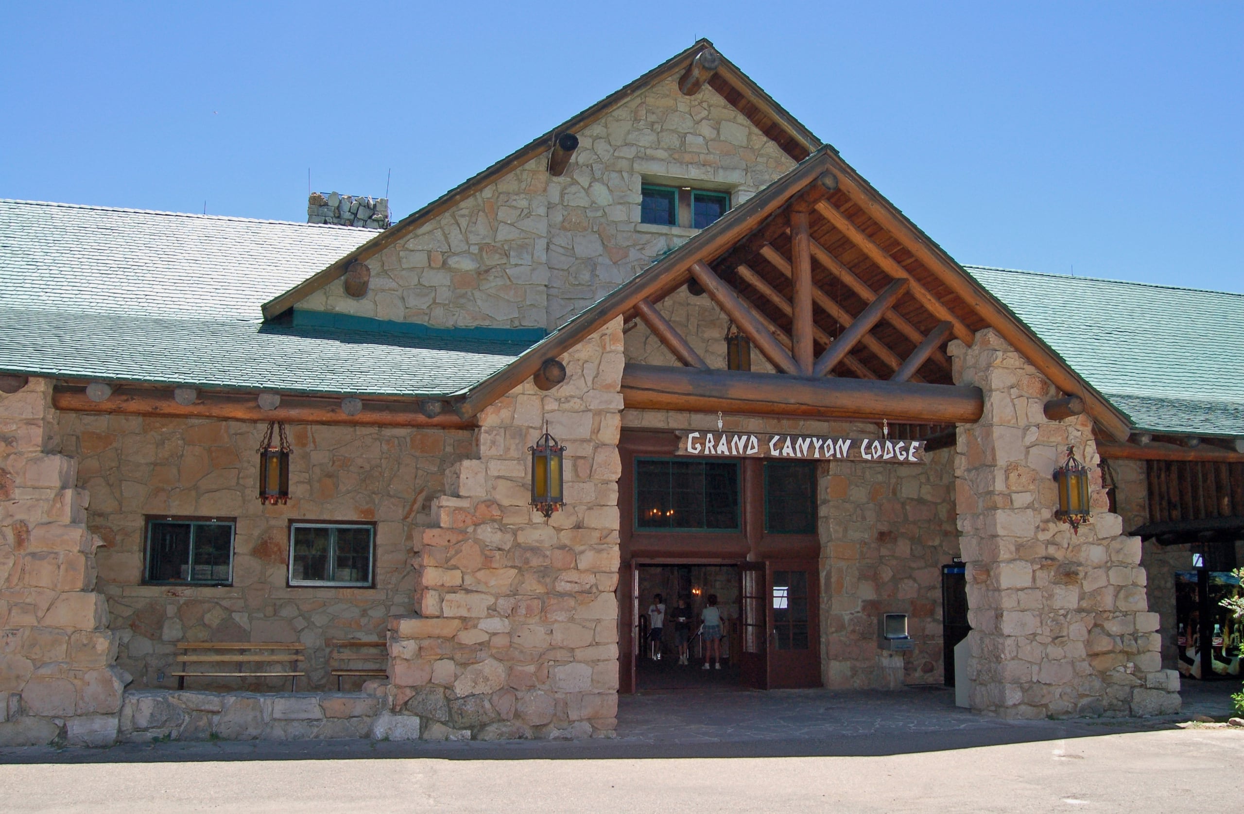 Esta foto sin fecha, provista por el Servicio de Parques Nacionales, muestra la entrada principal del histórico Grand Canyon Lodge, con un techo inclinado, enormes vigas de pino ponderosa y una imponente fachada de piedra caliza, en el Borde Norte del Gran Cañón, en el norte de Arizona.
