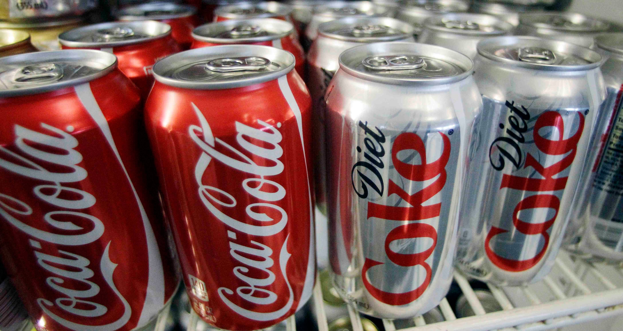 En esta fotografía del 17 de marzo de 2011 se muestran latas de refresco de Coca Cola en un refrigerador en Portland, Oregon. (AP)