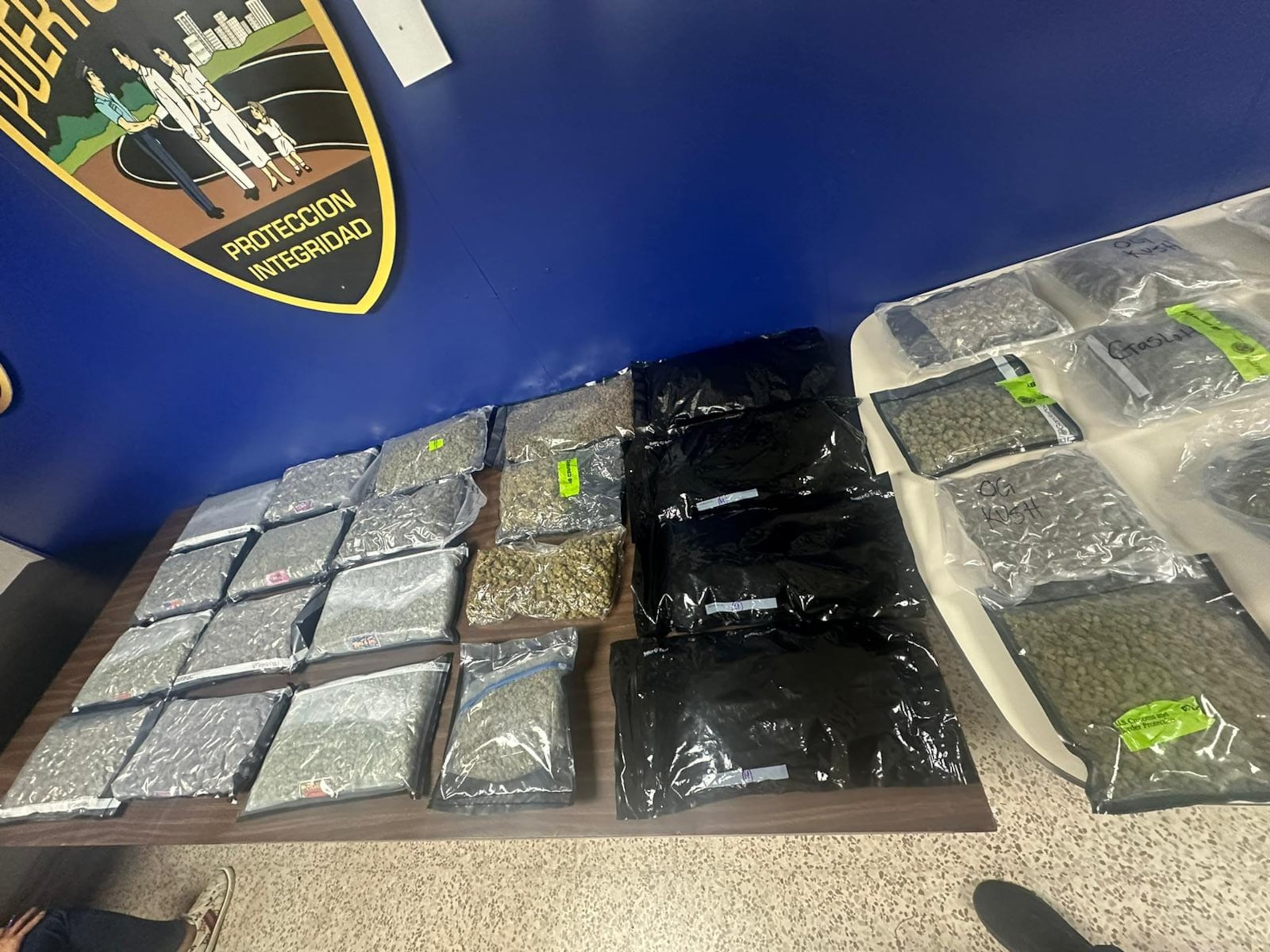 Marihuana, "gummies" y cocaína que llegaron por correo, fueron ocupadas por agentes de la División de Drogas Metropolitana.