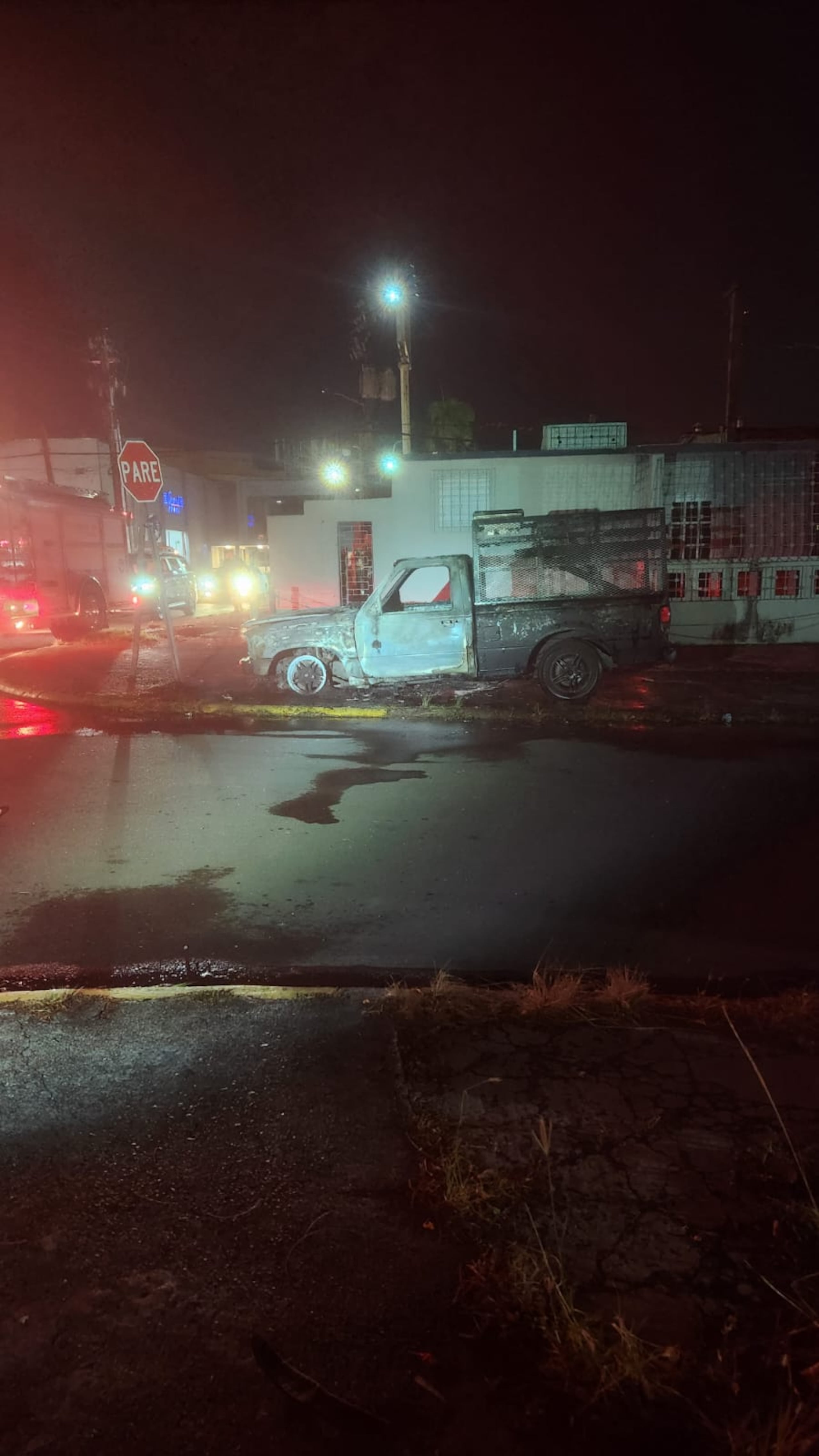 Camioneta incendiada en la urbanización Reparto Metropolitano, en Puerto Nuevo, en una disputa vecinal.
