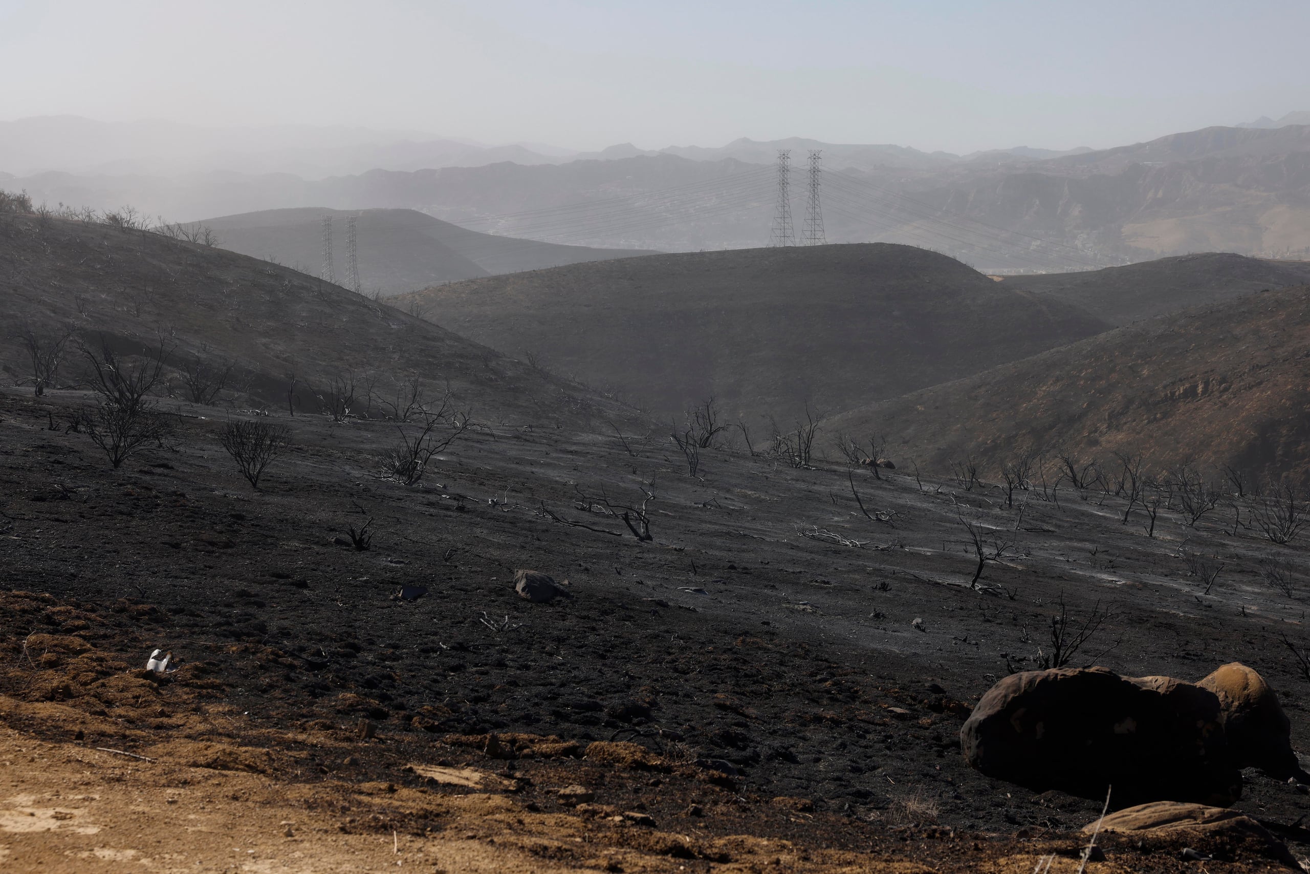 Los incendios cobraron la vida de 28 personas. (EFE/EPA/CAROLINE BREHMAN)