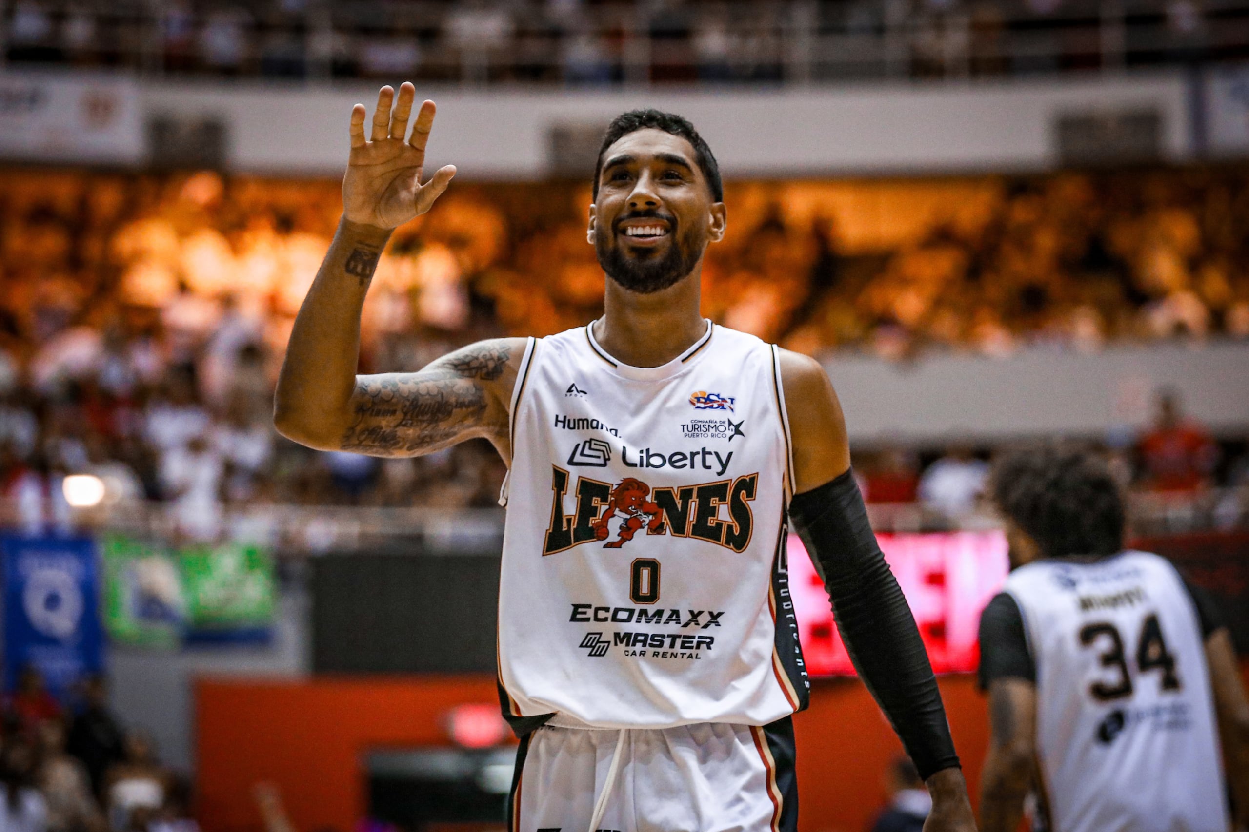 Jezreel De Jesús festeja en un partido de la postemporada 2024 contra los Mets de Guaynabo.