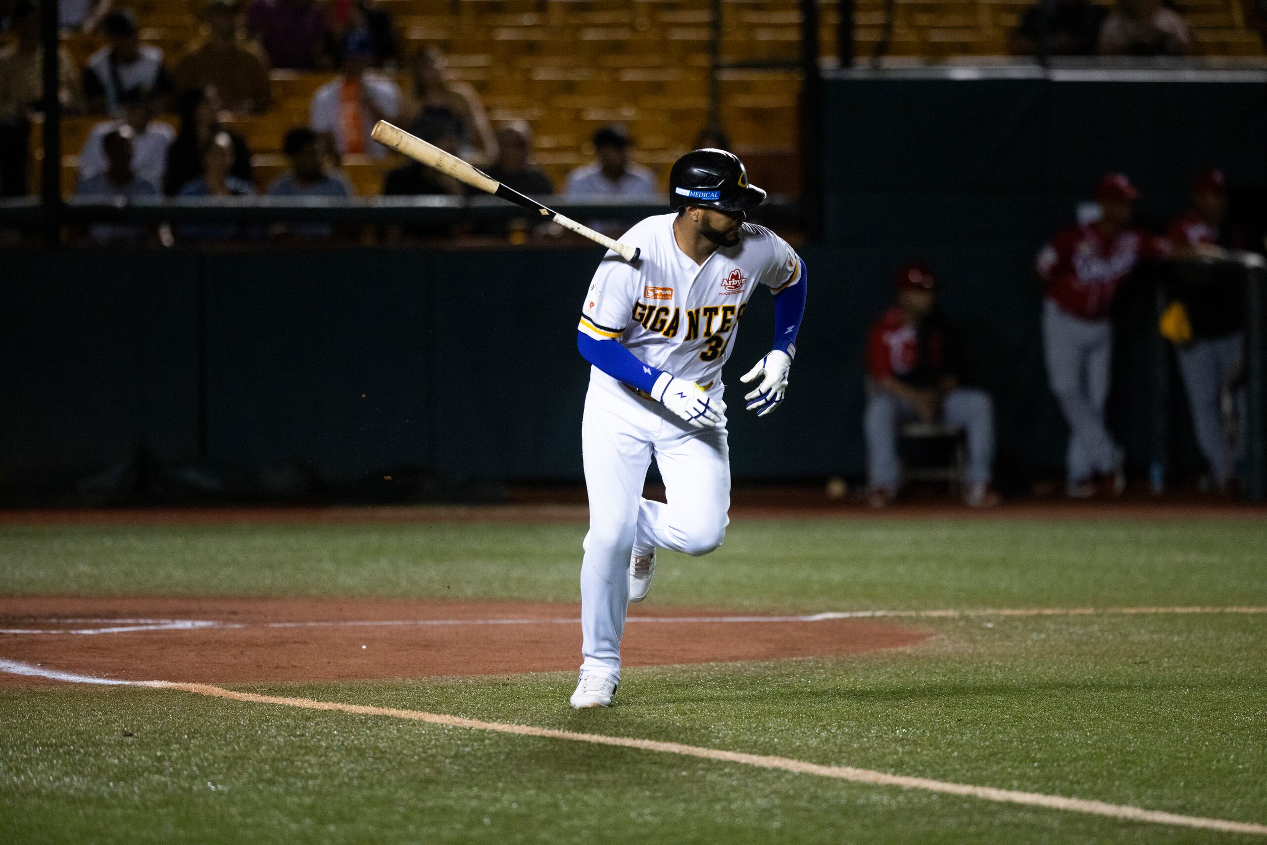 El primer juego de la serie final de la pelota invernal se llevó a cabo en el Estadio Roberto Clemente Walker, de Carolina.