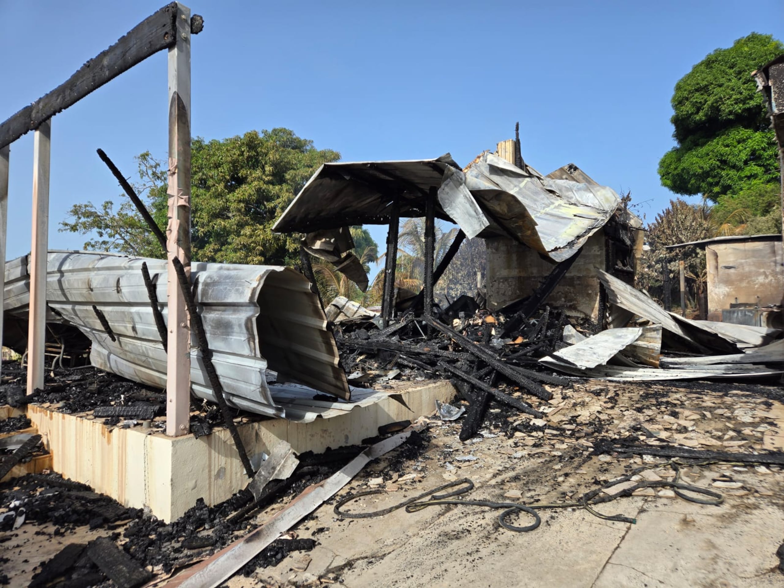 Voraz incendio destruye residencia en barrio Caracol, de Añasco. En la casa vivían cinco personas, incluyendo un bebé de 11 meses. Afortunadamente, todos están fuera de peligro.