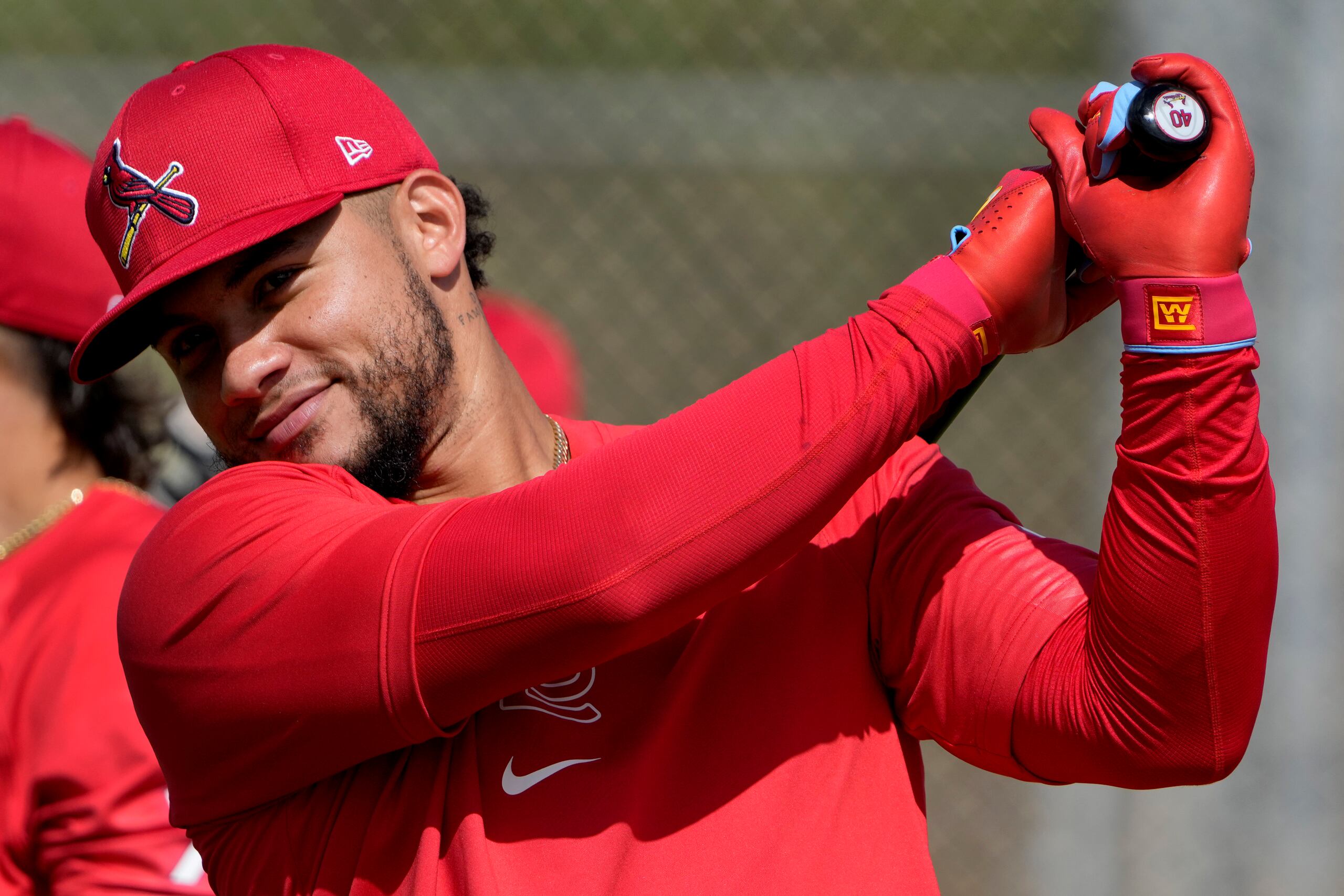 Willson Contreras realiza un swing durante una práctica de la primavera de los Cardinals.
