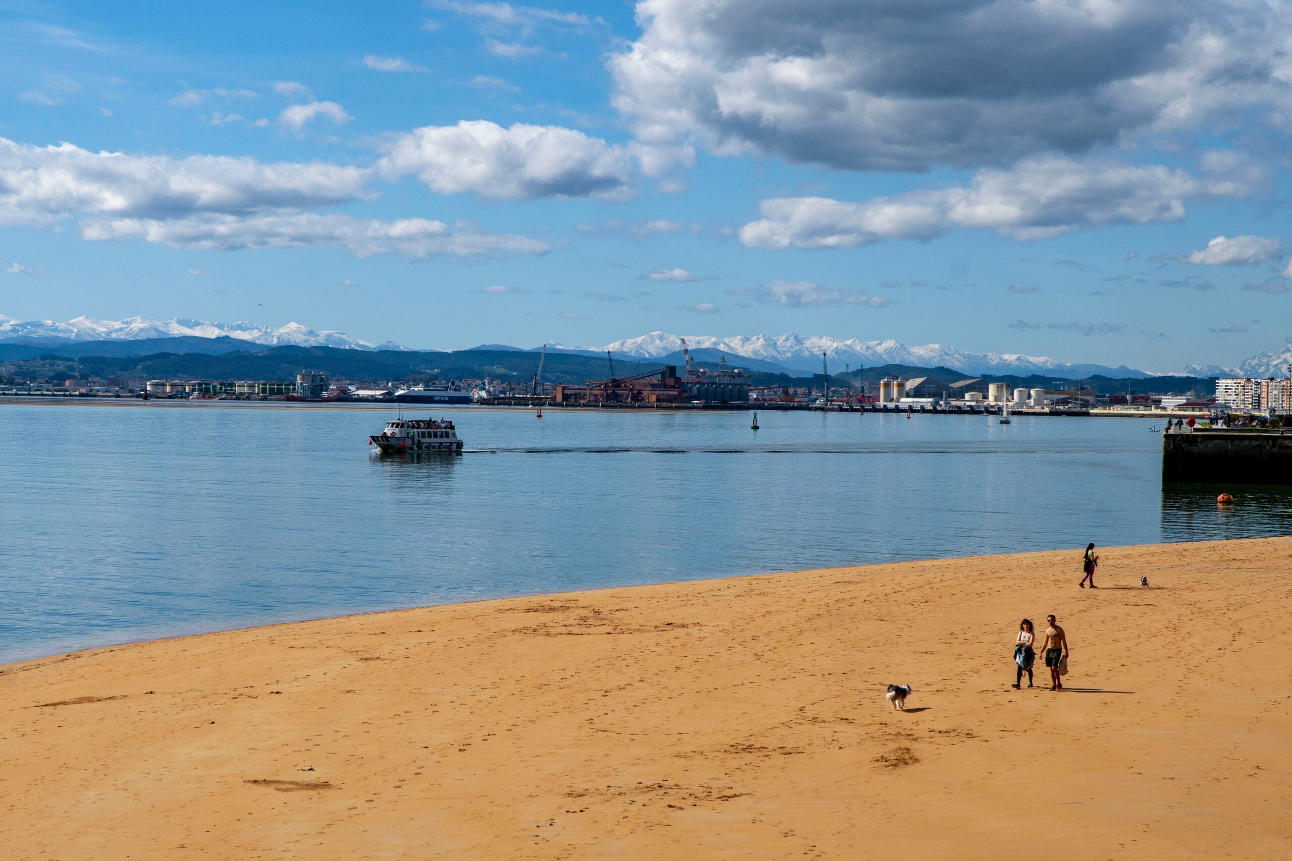 Unas personas disfrutan de este jueves soleado en Santander. EFE/Román G. Aguilera