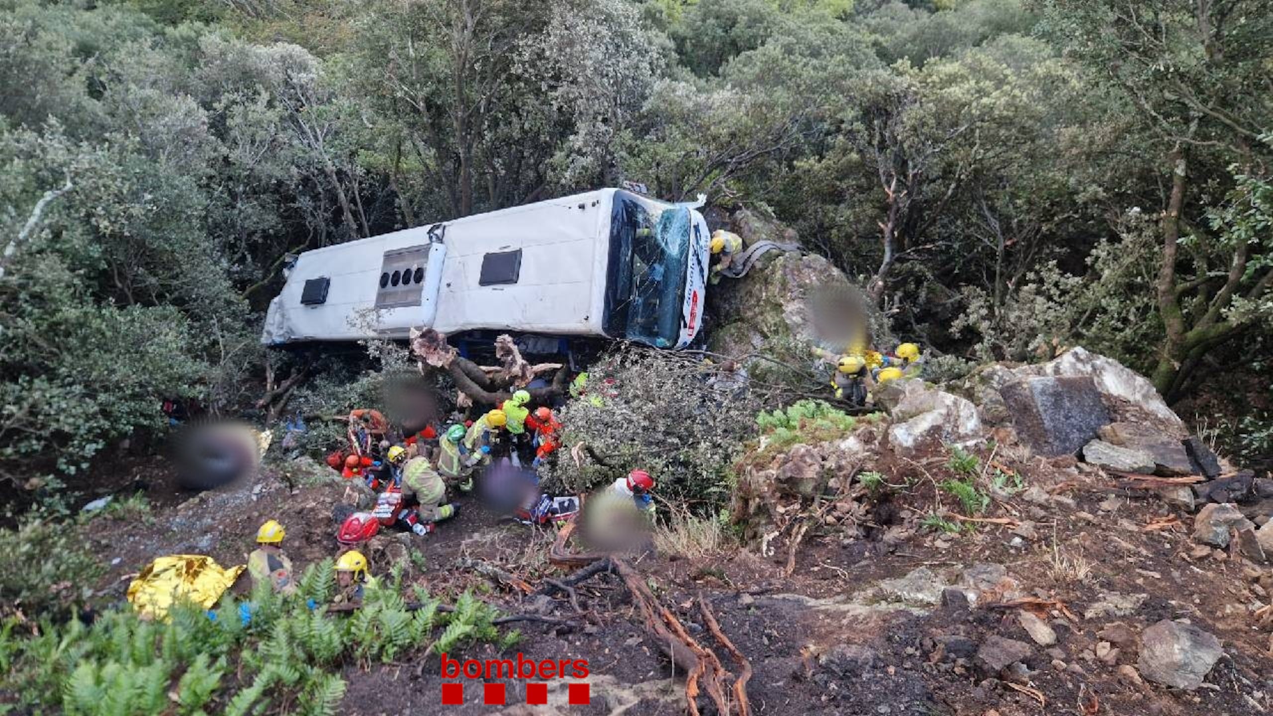 Imagen tomada por Bomberos de Cataluña del accidente que se ha producido este domingo en el término municipal de Fogars de Montclús entre un turismo y un autobús. A consecuencia del impacto, el autocar se precipitó por un terraplén de unos 20 metros. EFE / Bomberscat. ***SOLO USO EDITORIAL/SOLO DISPONIBLE PARA ILUSTRAR LA NOTICIA QUE ACOMPAÑA (CRÉDITO OBLIGATORIO)***