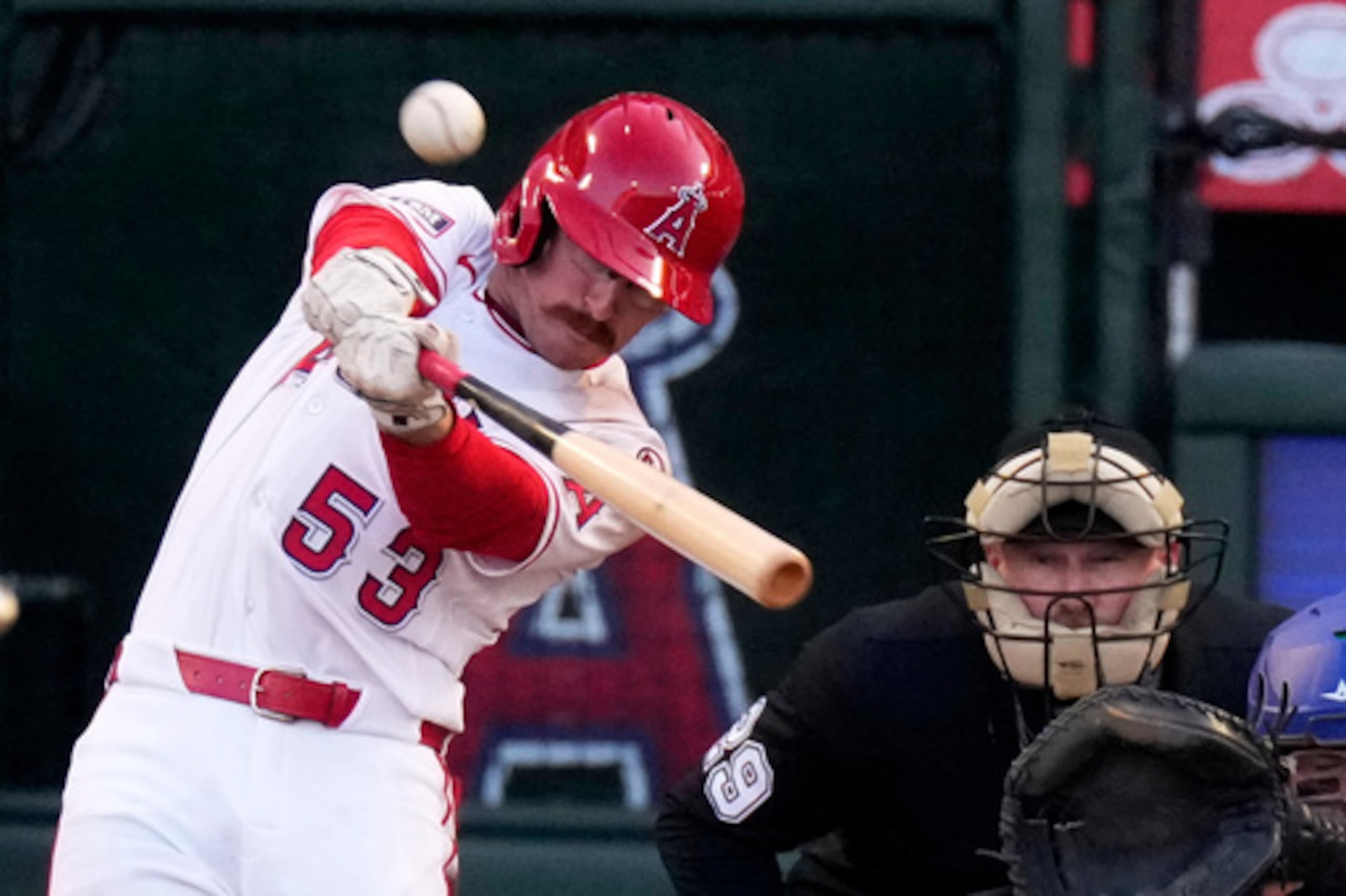 Wade Meckler, izquierda, de Los Angeles Angels, batea un jonrón de tres carreras mientras el árbitro Sean Barber observa durante la primera entrada de un partido de béisbol contra los Texas Rangers, el viernes 22 de mayo de 2026, en Anaheim, California (AP Photo/Mark J. Terrill).