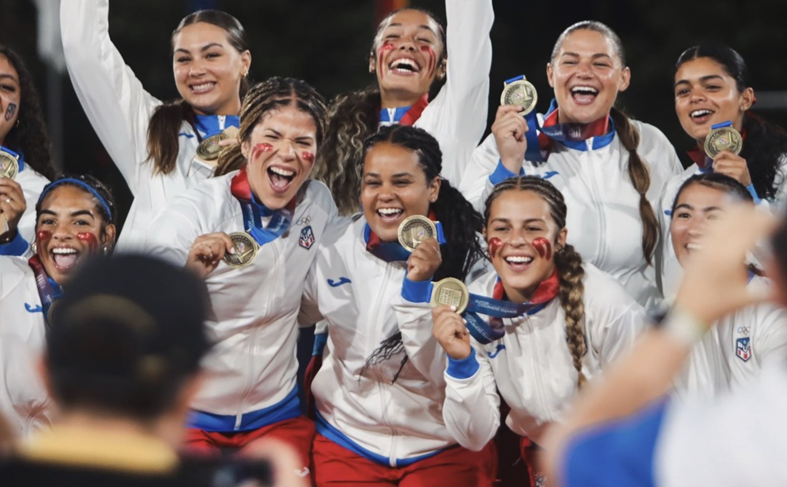 La selección nacional de sóftbol posa con sus medallas del torneo en Santo Domingo 2026, el que ganaron por su actuación en el Súper Ronda ya que la final no se pudo jugar por lluvia. (x / @SDQ2026)