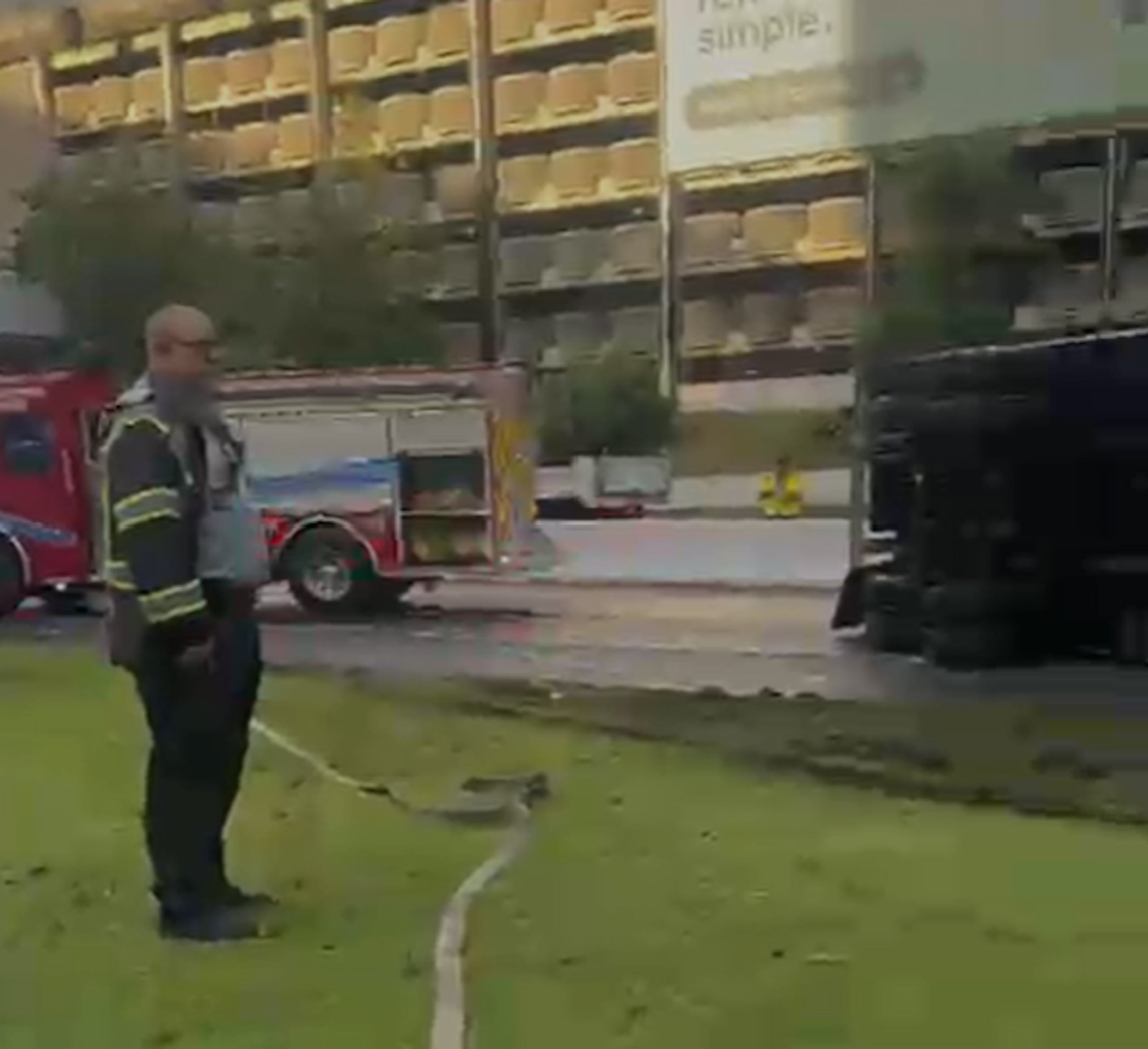 Bombero observa el camión que se viró en una de las salidas del túnel Minillas, en San Juan.
