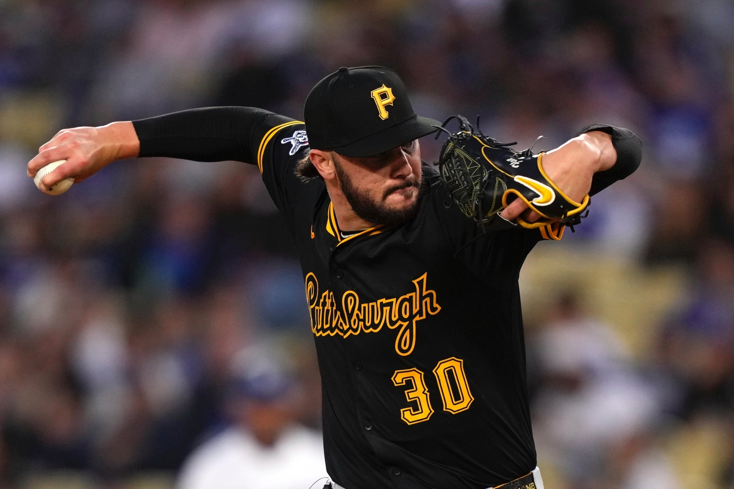 El lanzador abridor de los Piratas de Pittsburgh, Paul Skenes, lanza al plato durante la primera entrada de un juego contra los Dodgers de Los Ángeles.