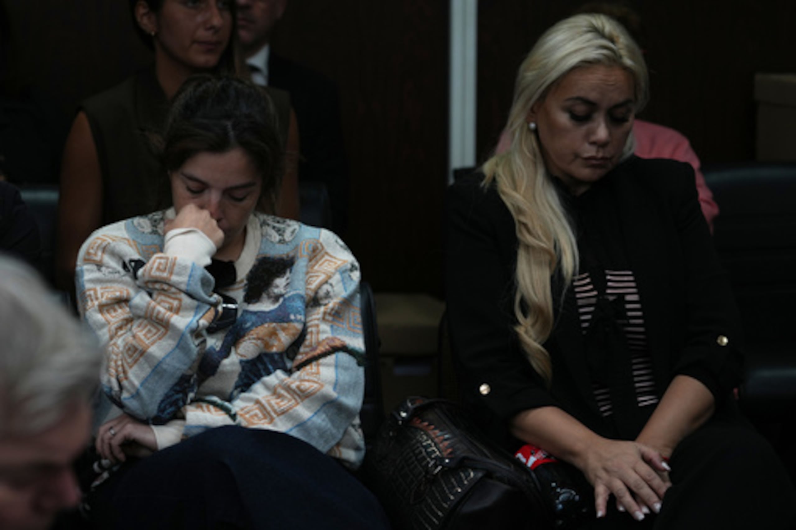 Dalma Maradona, a la izquierda, hija del fallecido Diego Maradona, y Verónica Ojeda, excompañera sentimental del exfutbolista, asisten a la primera jornada del juicio contra su equipo médico por presunto homicidio por negligencia en San Isidro, Argentina, el martes 14 de abril de 2026. (Foto AP/Rodrigo Abd)
