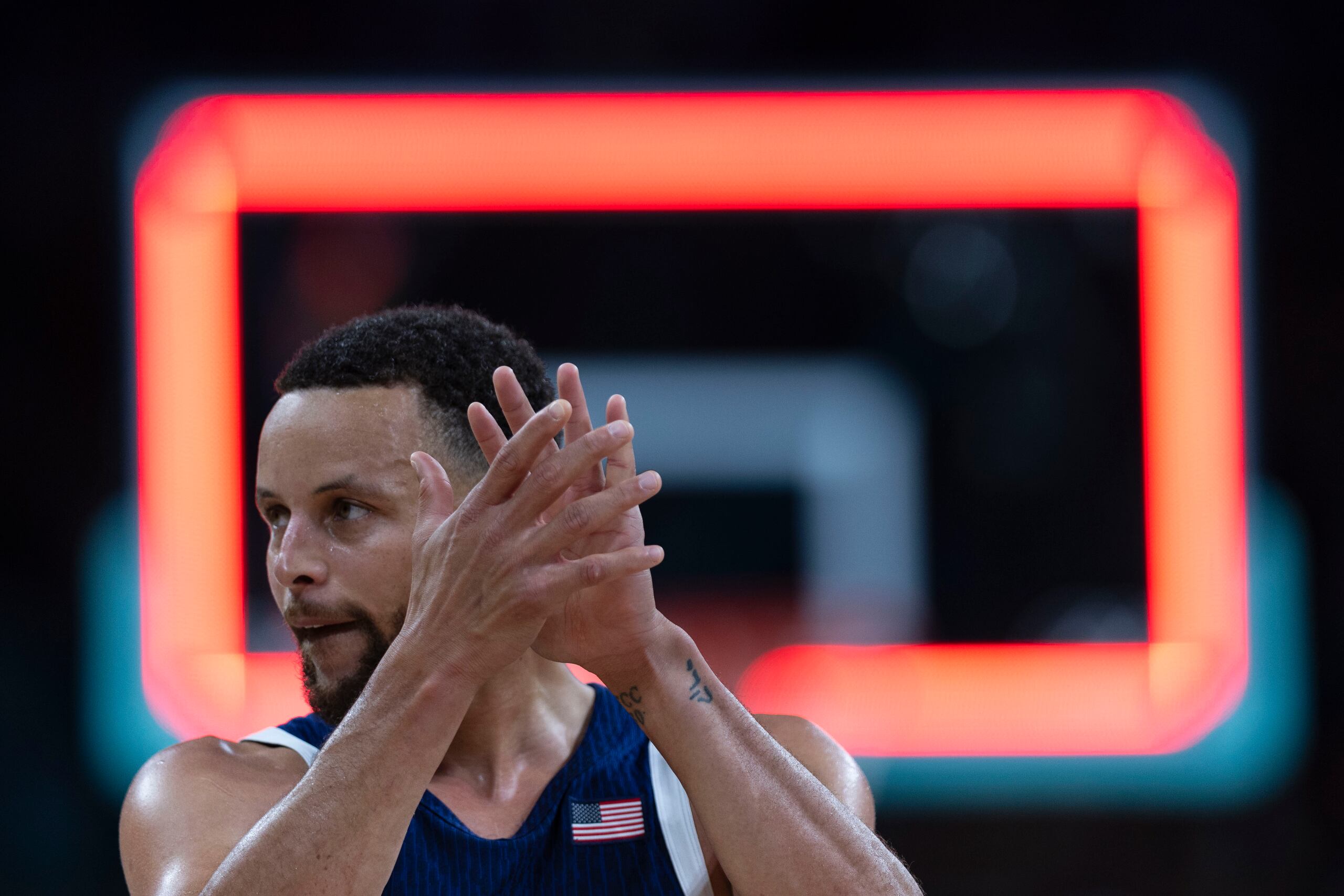 Stephen Curry aplaude tras una jugada.