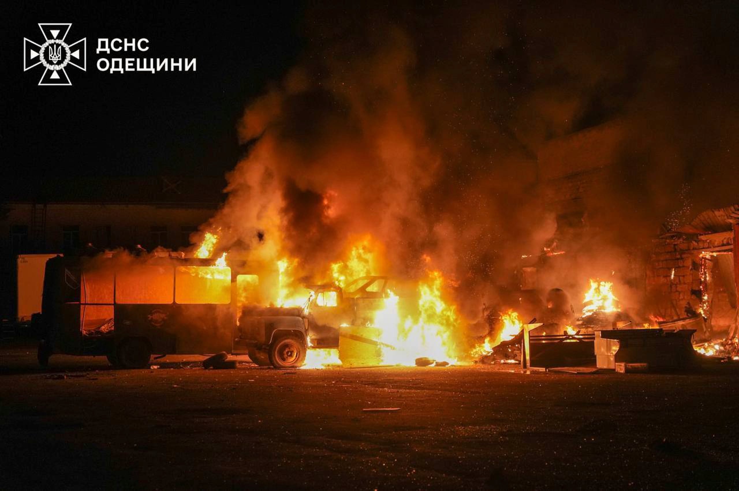 Foto difundida por el Servicio de Emergencias de Ucrania que muestra el incendio tras un ataque ruso en Odesa, Ucrania, el 7 de julio del 2025.