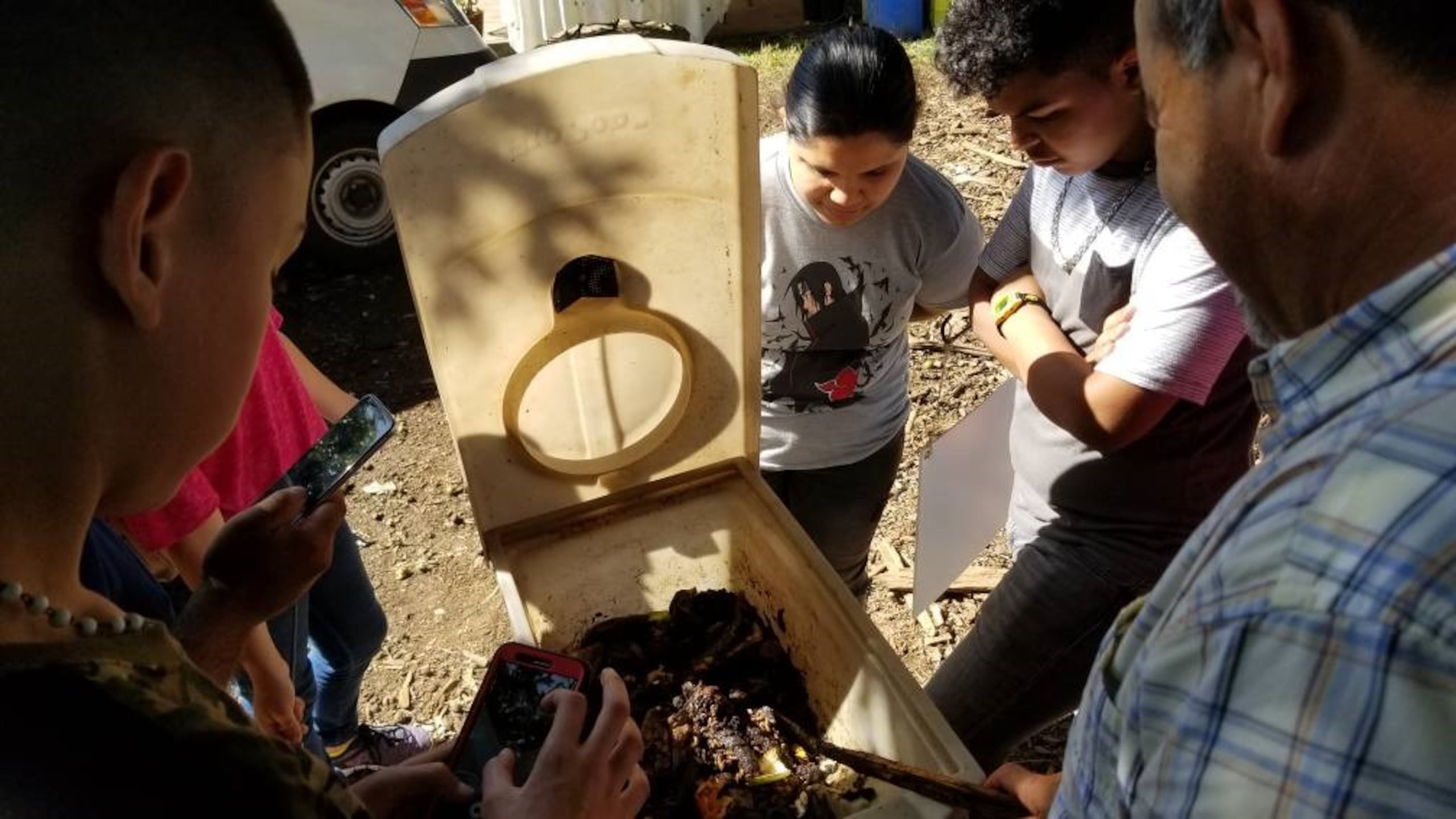 Este proyecto se dedica a enfatizar en las comunidades que deben separar la basura que es orgánica de la basura convencional. De esta manera, los desechos orgánicos se descomponen para producir composta, lombrices californianas y la mosca soldado negro.