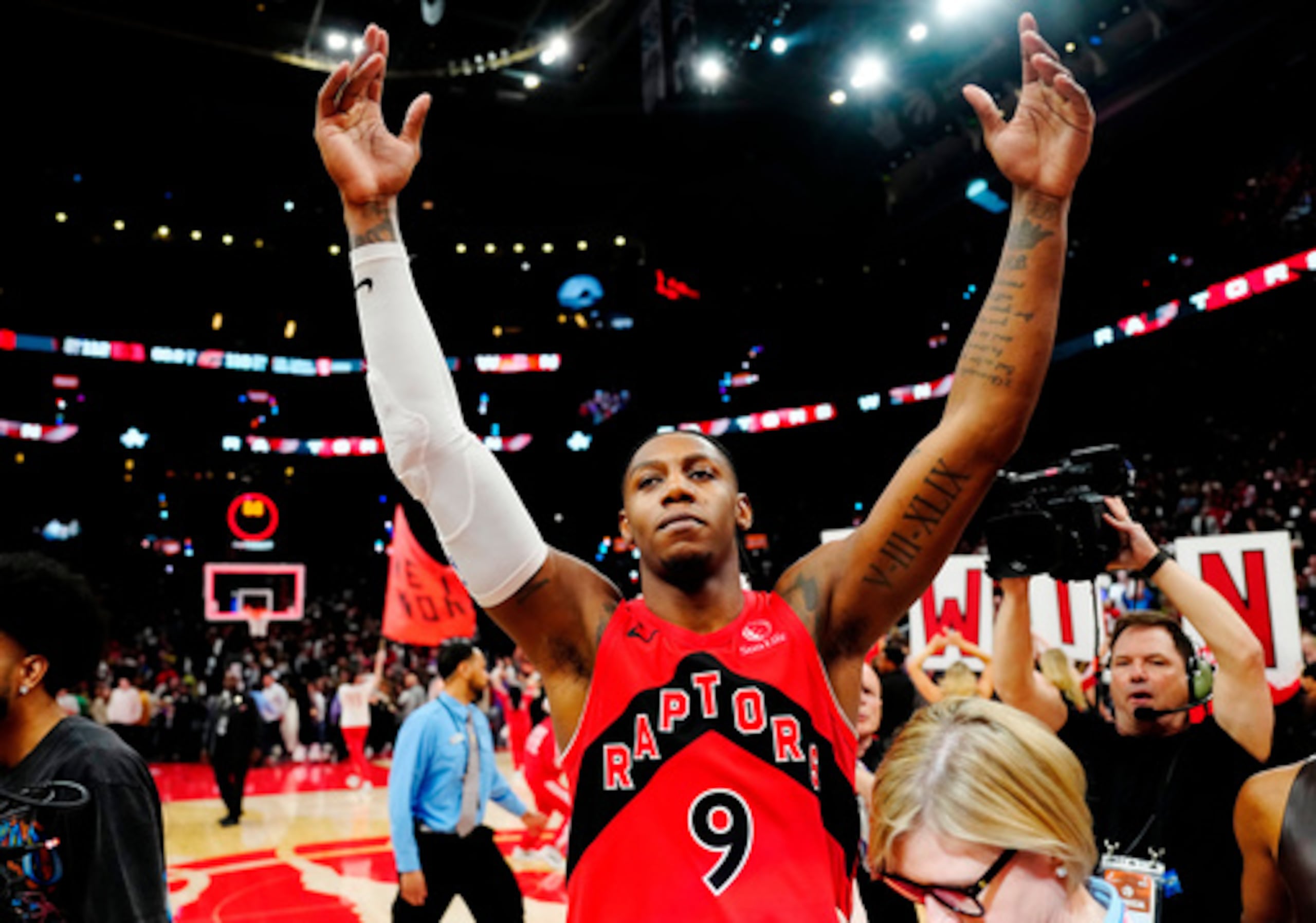 RJ Barrett, de los Raptors de Toronto, celebra después de derrotar a los Cavaliers de Cleveland en tiempo extra en el sexto partido de la serie de primera ronda de los playoffs del baloncesto de la NBA, el viernes 1 de mayo de 2026, en Toronto. (Frank Gunn/The Canadian Press vía AP)