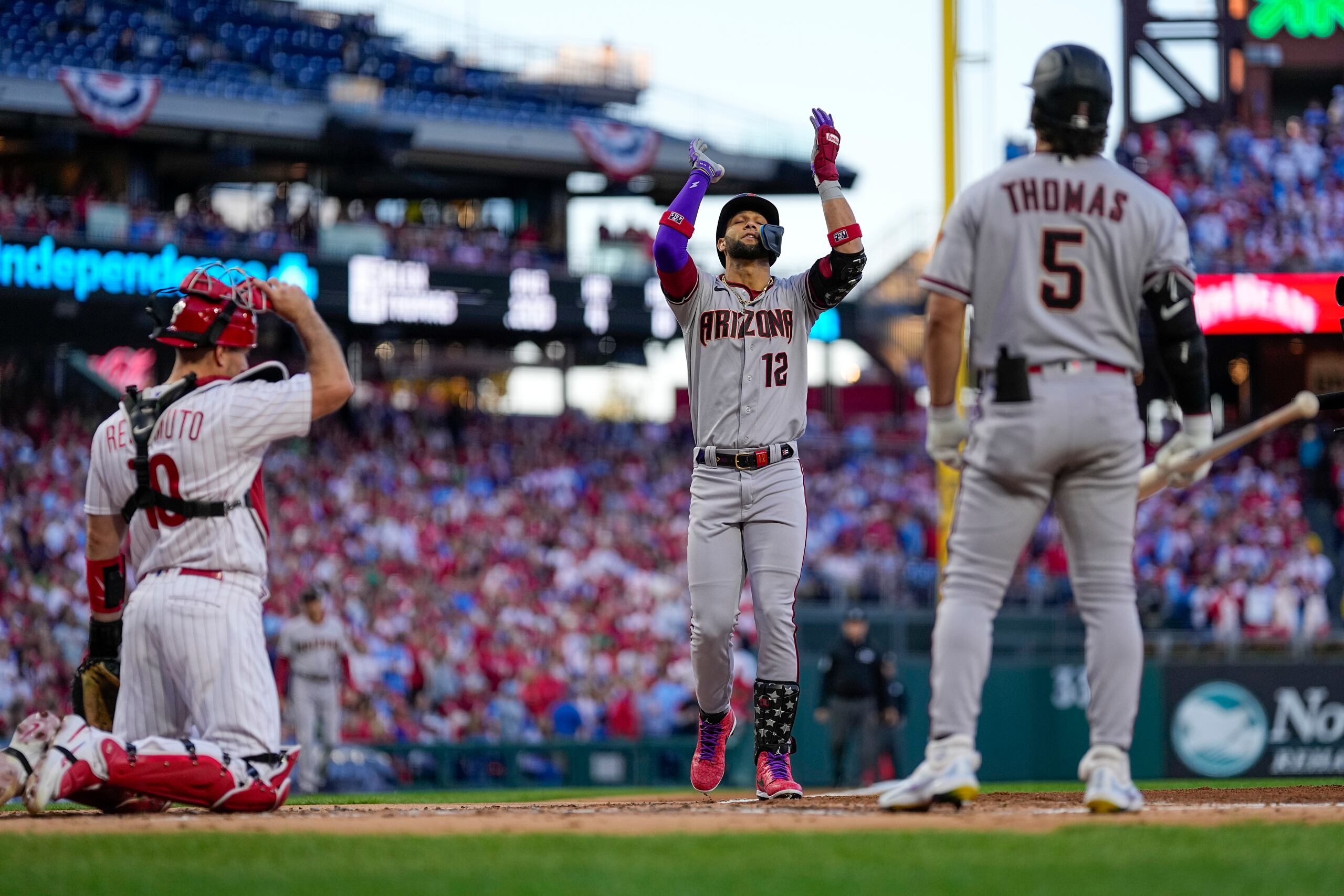 Lourdes Gurriel Jr. celebra el cuadrangular en la segunda entrada.