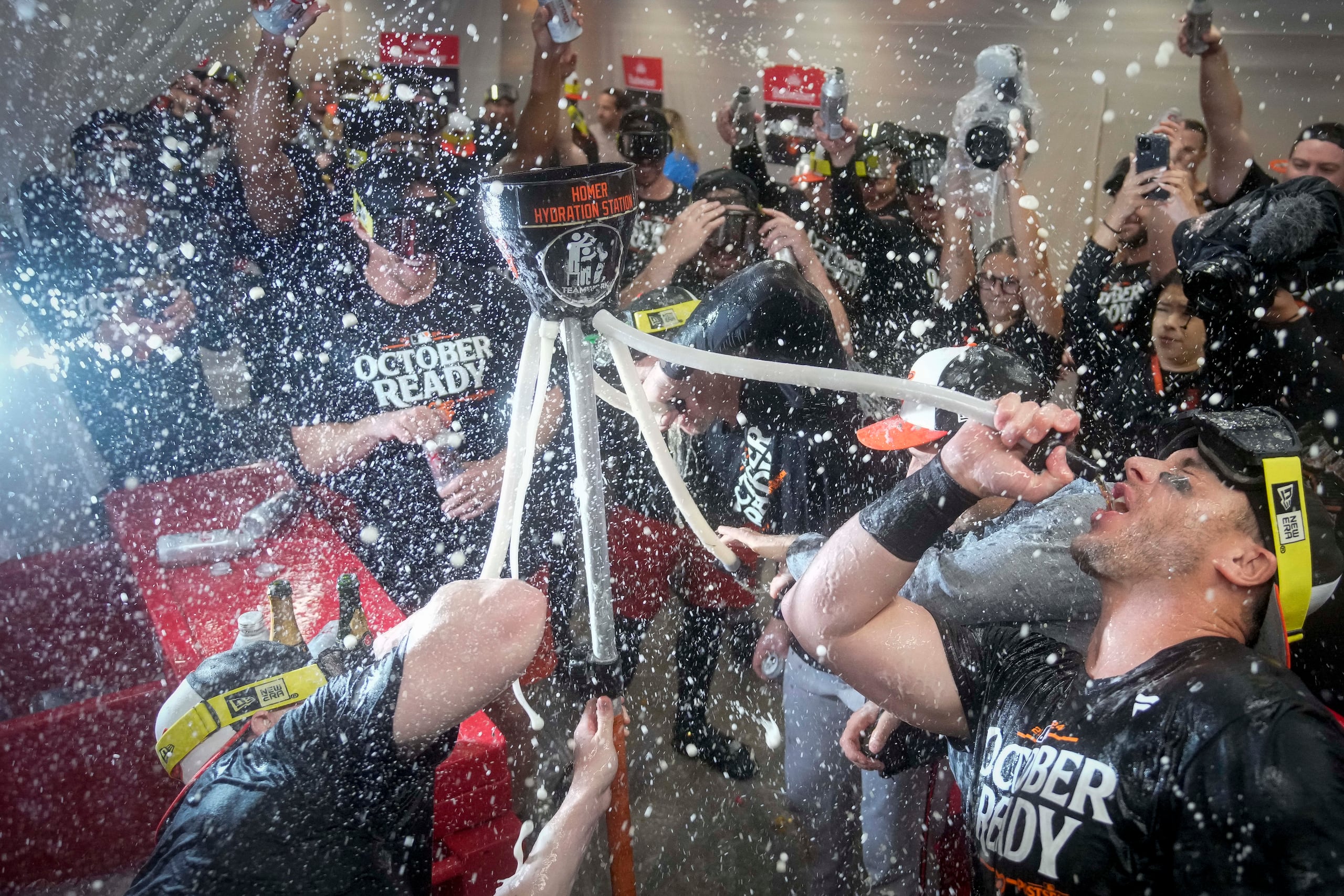 Los Orioles de Baltimore festejan con champaña tras asegurar su boleto a los playoffs con una victoria ante los Yankees de Nueva York, el martes 24 de septiembre de 2024.