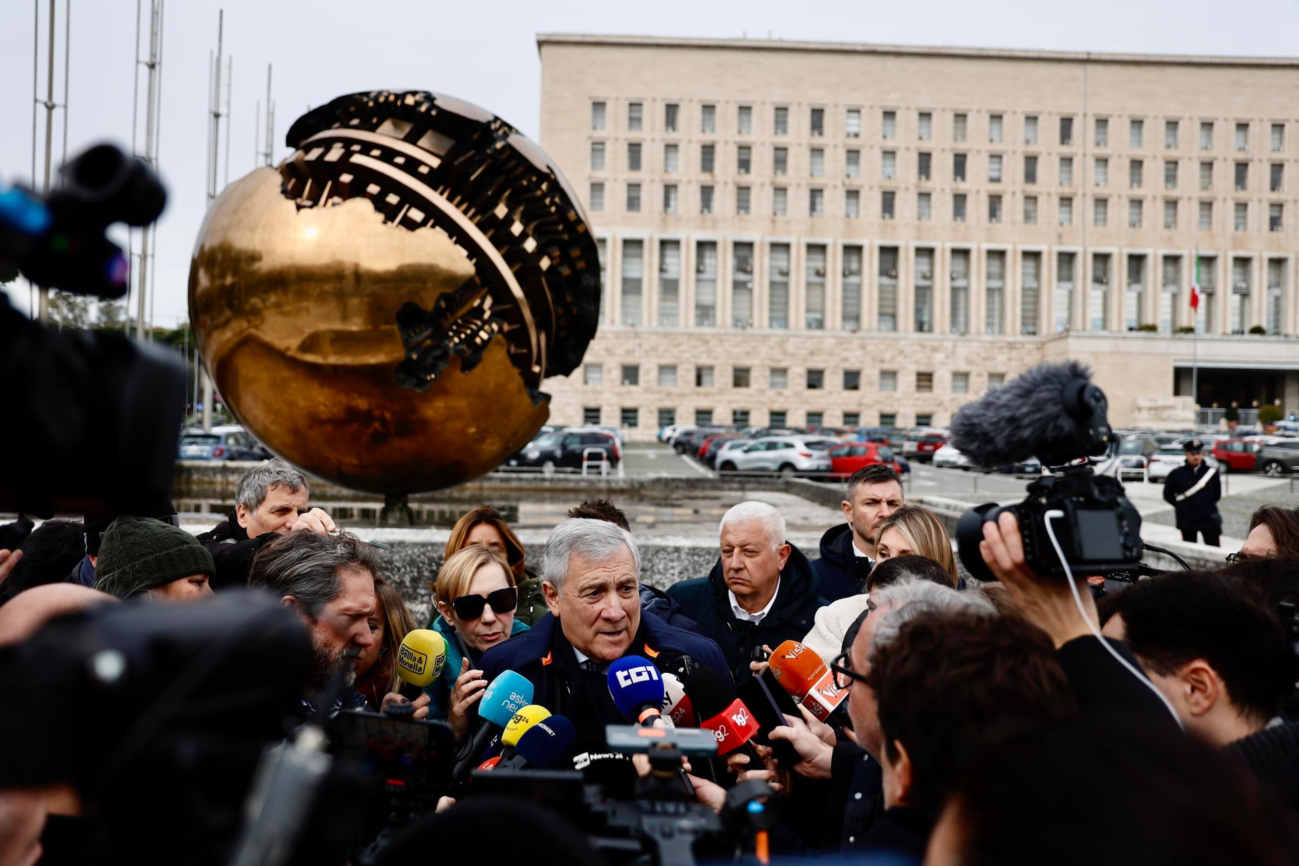 El ministro de Asuntos Exteriores italiano Antonio Tajani (C) se dirige a los medios de comunicación durante una rueda de prensa sobre la liberación de Alberto Trentini y Mario Burlo de la custodia venezolana, fuera del Palacio Farnesina, el Ministerio de Asuntos Exteriores italiano, en Roma, Italia, 12 de enero de 2026. Los dos ciudadanos italianos - Trentini, un trabajador humanitario de Venecia, y Burlo, un hombre de negocios de Turín - fueron liberados de la prisión de máxima seguridad El Rodeo después de más de 400 días de detención. La primera ministra italiana Meloni y el ministro de Asuntos Exteriores Tajani confirmaron su liberación, afirmando que un avión gubernamental ya ha partido de Roma para repatriarlos. (Italia, Roma, Venecia) EFE/EPA/VINCENZO LIVIERI