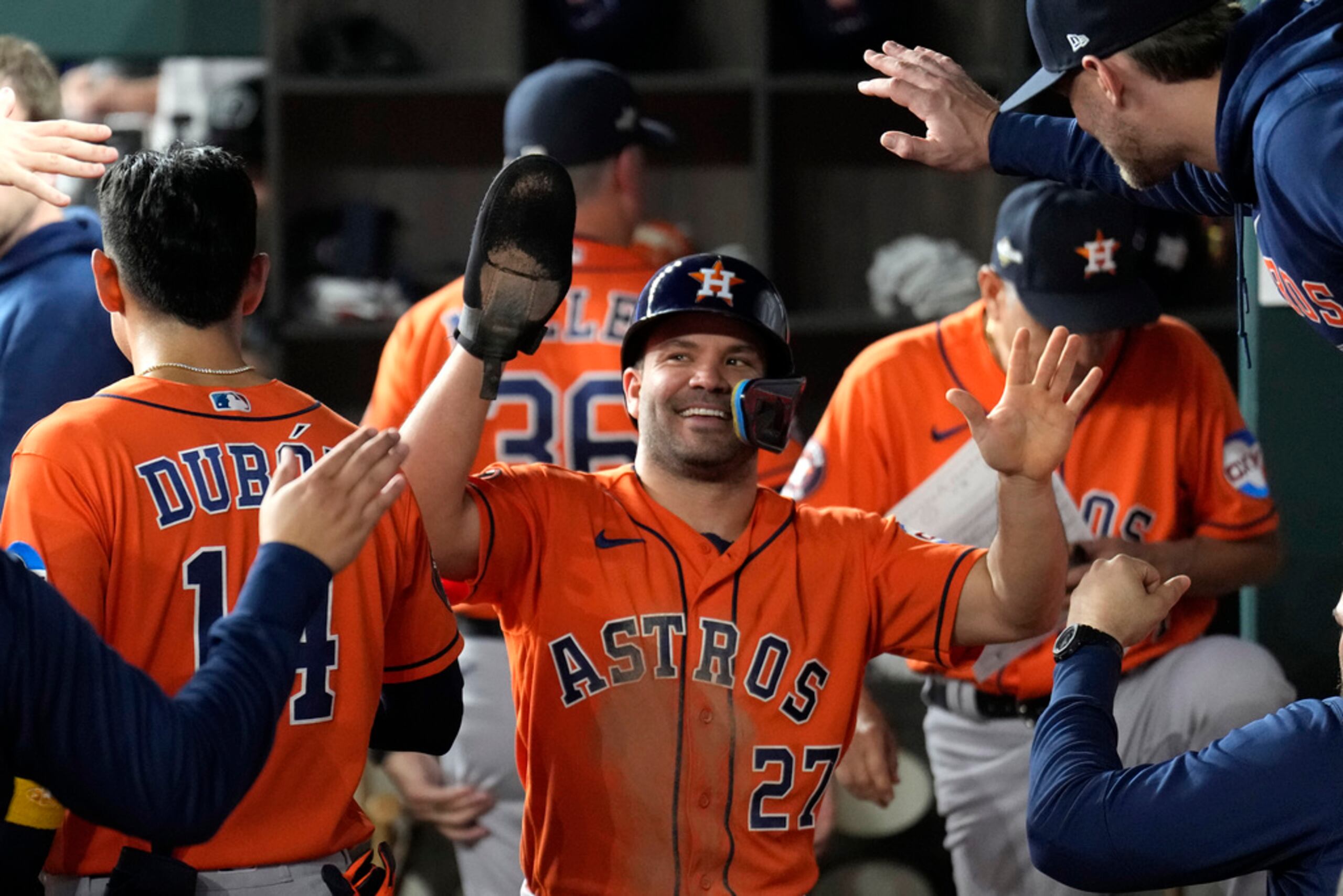 José Altuve festeja en la cueva luego de anotar en el cuarto juego de la Serie de Campeonato de la Liga Americana ante los Rangers.