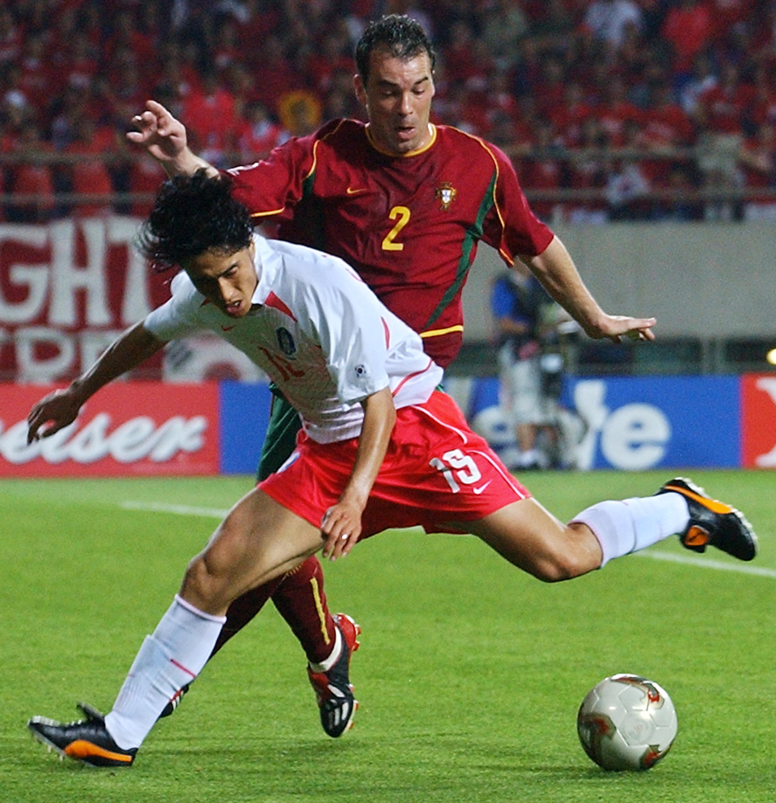 Ahn Jung Hwan, de Corea, disputa el balón con Jorge Costa (#2), de Portugal, el 14 de junio de 2002 en el Estadio Munhak de Incheon, antes del partido de la fase de grupos del Grupo D entre Portugal y Corea en la Copa Mundial de la FIFA 2002 Corea/Japón.