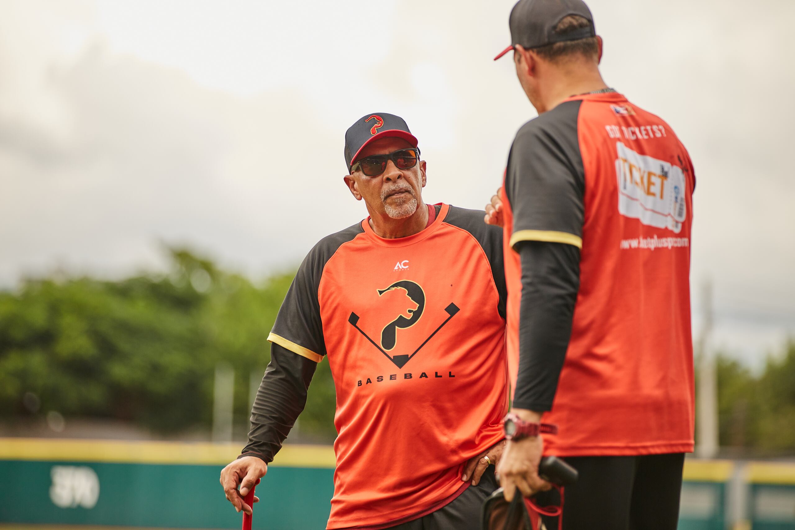 Edwin Rodríguez, al centro, dirige actualmente a los Leones de Ponce en la pelota invernal, tuvo a Josué Espada en su equipo de trabajo en los Marlins de Miami cuando dirigió a dicha novena.