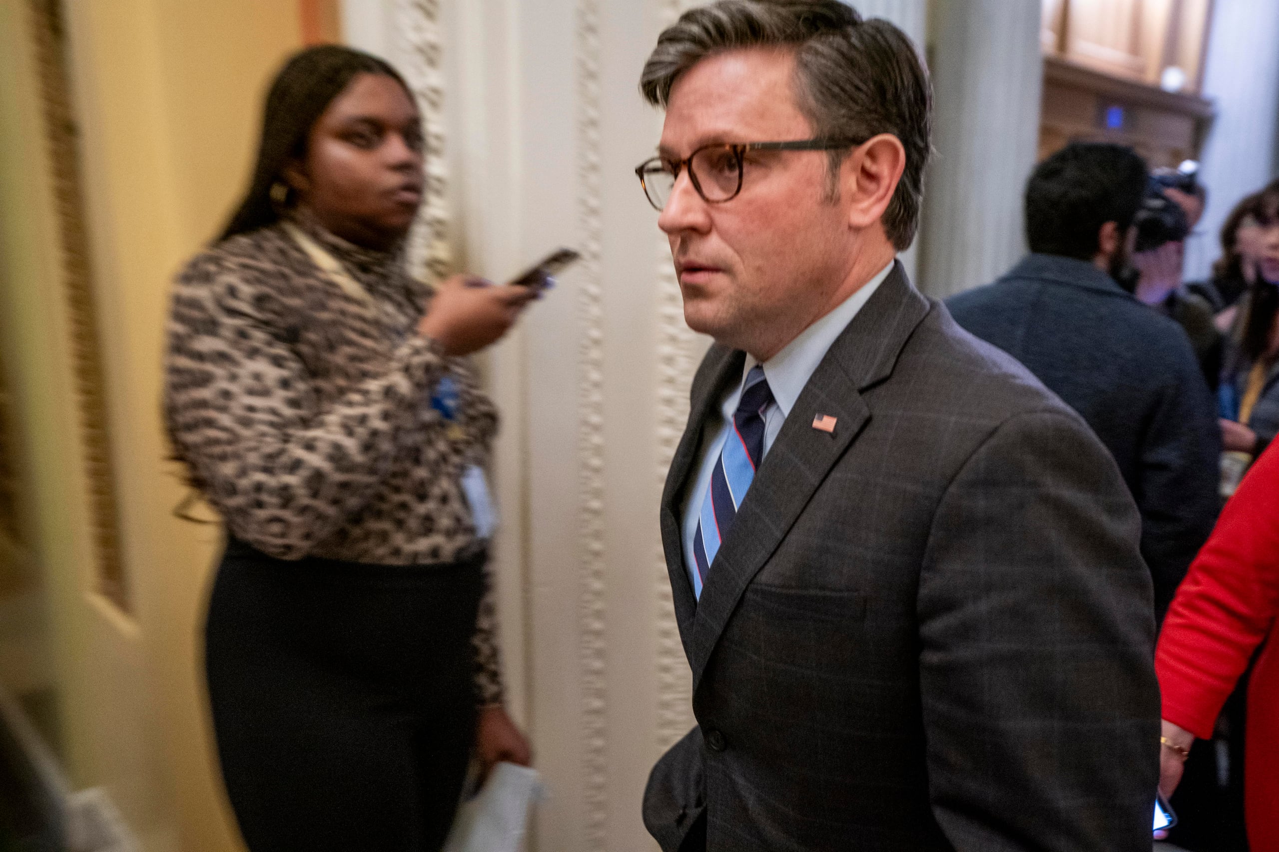 El presidente de la Cámara Baja, el republicano Mike Johnson, dijo antes de la votación "respetar la conciencia de todos y su forma de votar", anticipando que algo así podía pasar.