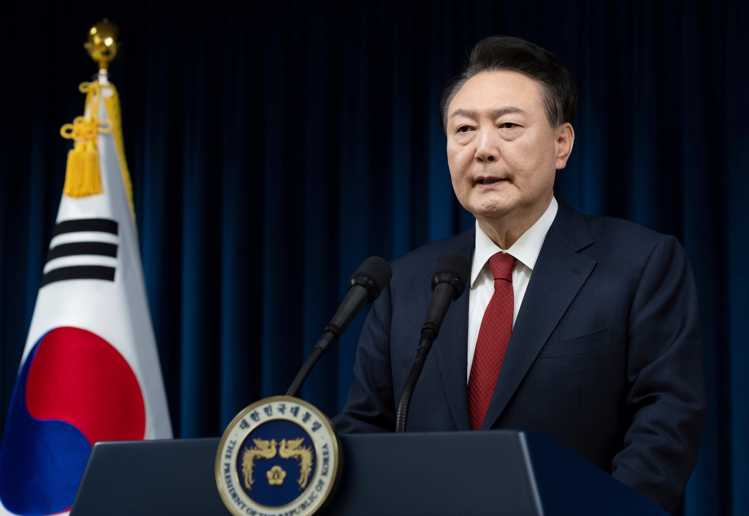 El presidente de Corea del Sur, Yoon Suk Yeol, comparece desde la oficina presidencial, en Seúl, Corea del Sur, el 7 de diciembre de 2024.