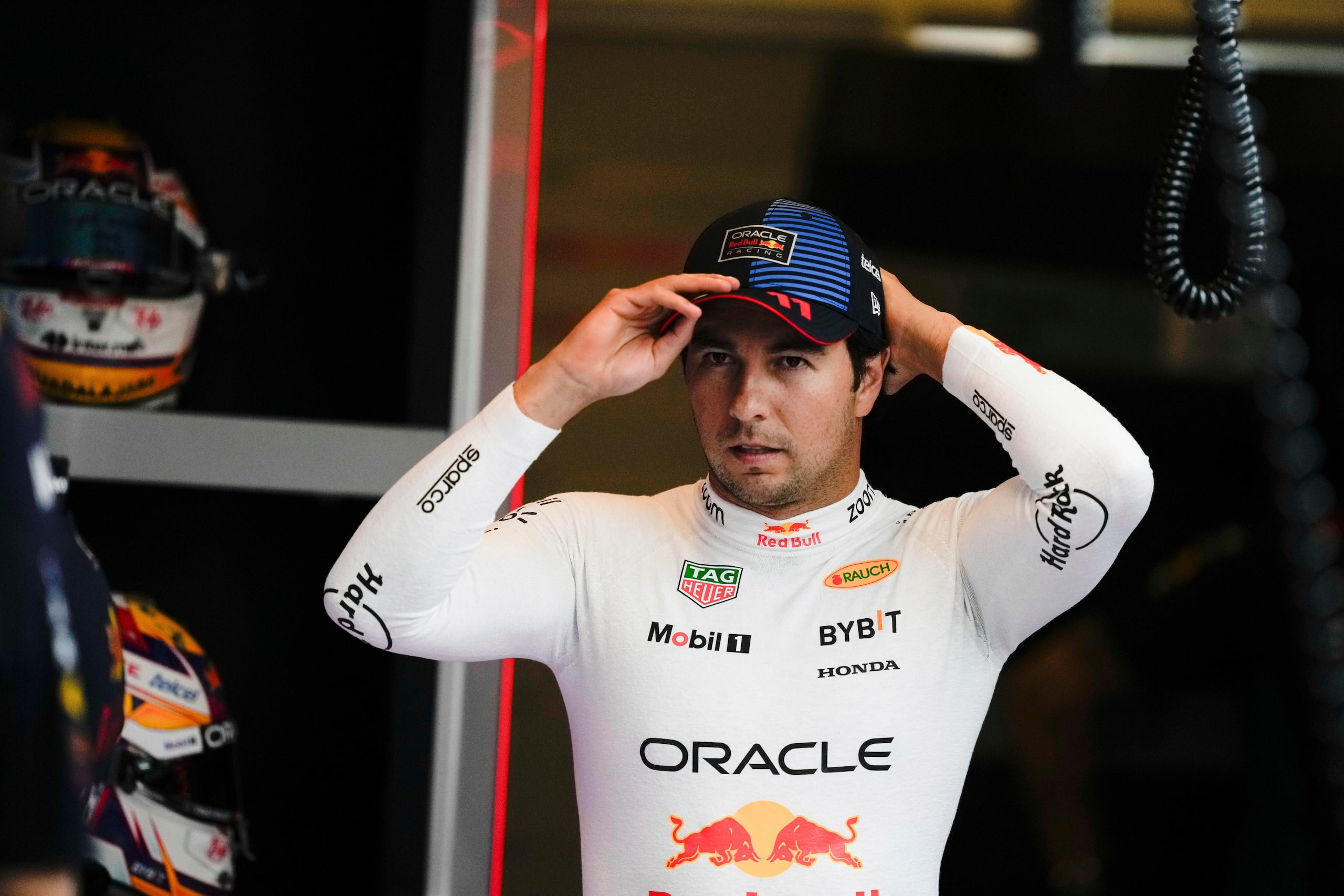 Sergio Pérez previo a las prácticas del Gran Premio de Abu Dabi, el 6 de diciembre de 2024, en el circuito de Yas Marina.